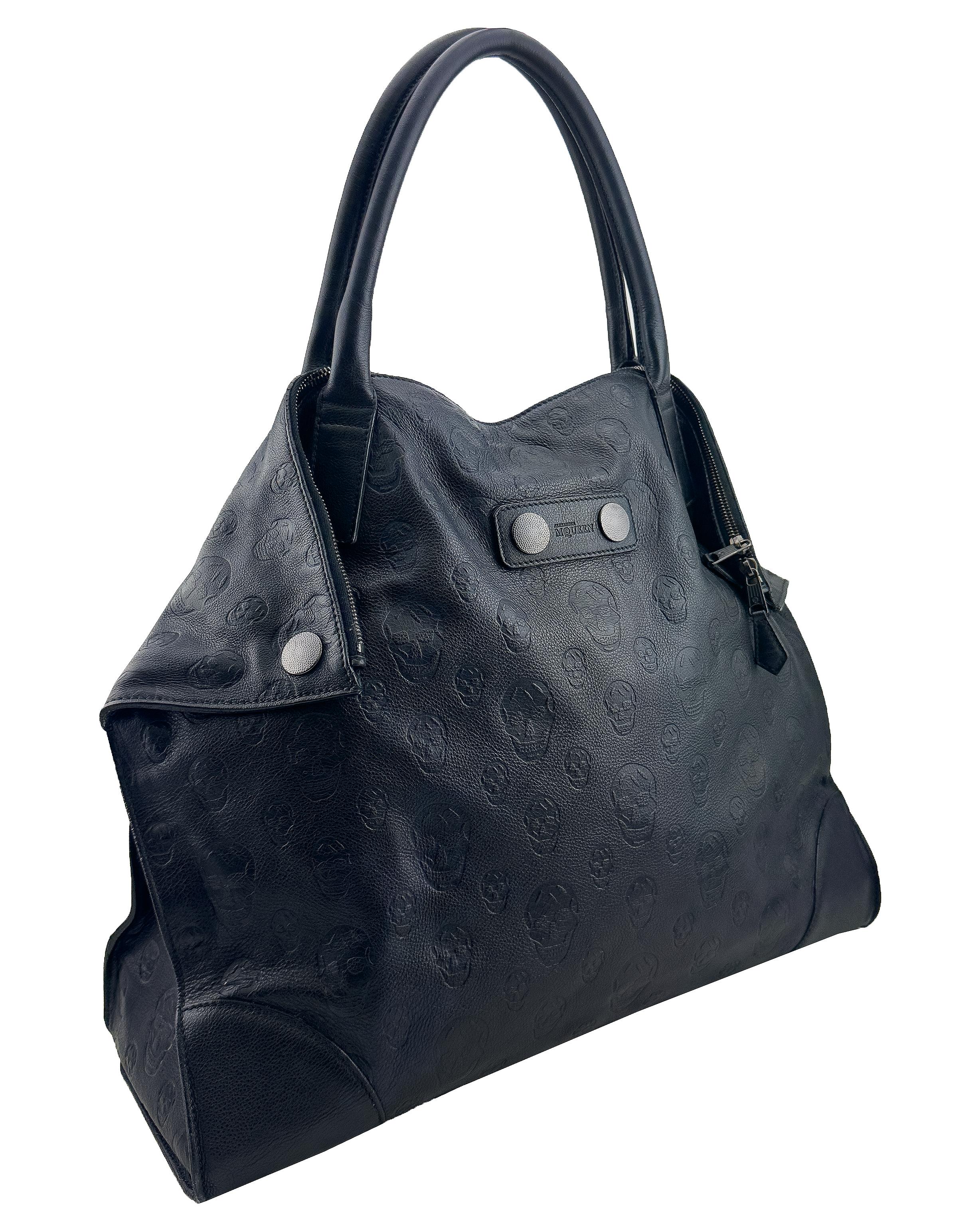Uscita nel 2010, la borsa Alexander McQueen De Manta è uno degli am designs più riconoscibili del marchio. Rinomata per i suoi angoli affilati e ripiegati ispirati alle ali di una manta, questa borsa mostra la caratteristica del marchio che unisce