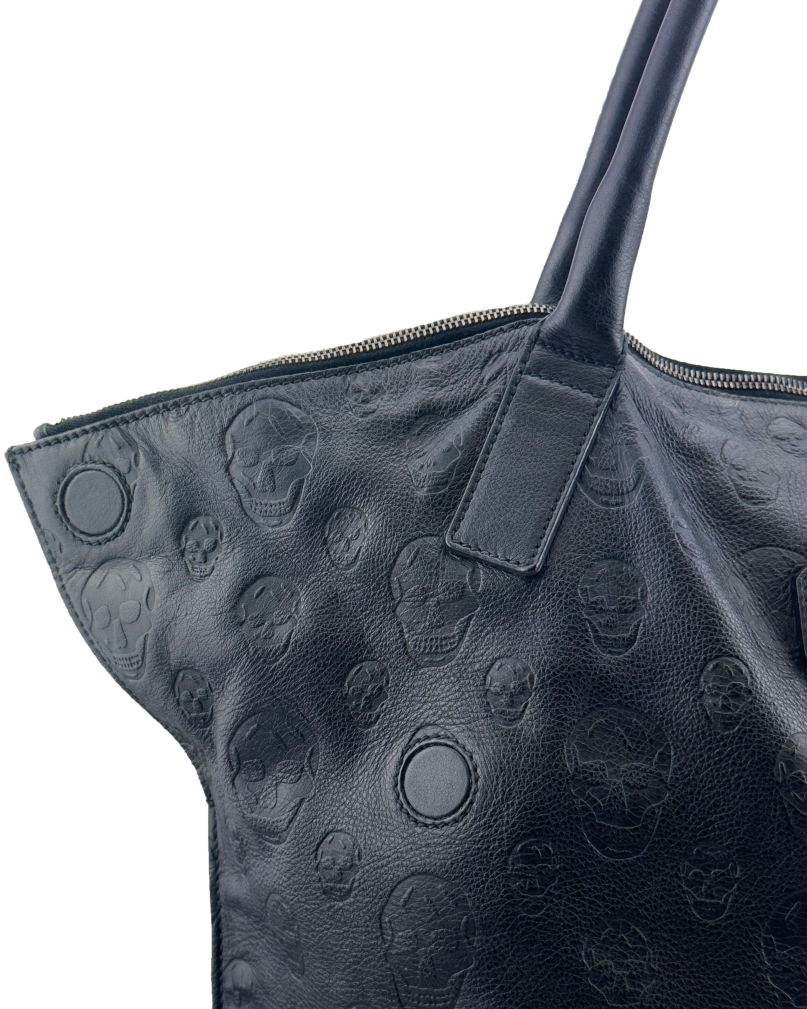 2010 Alexander McQueen Borsa Tote De Manta in pelle nera con teschio in rilievo In condizioni buone in vendita a Toronto, Ontario