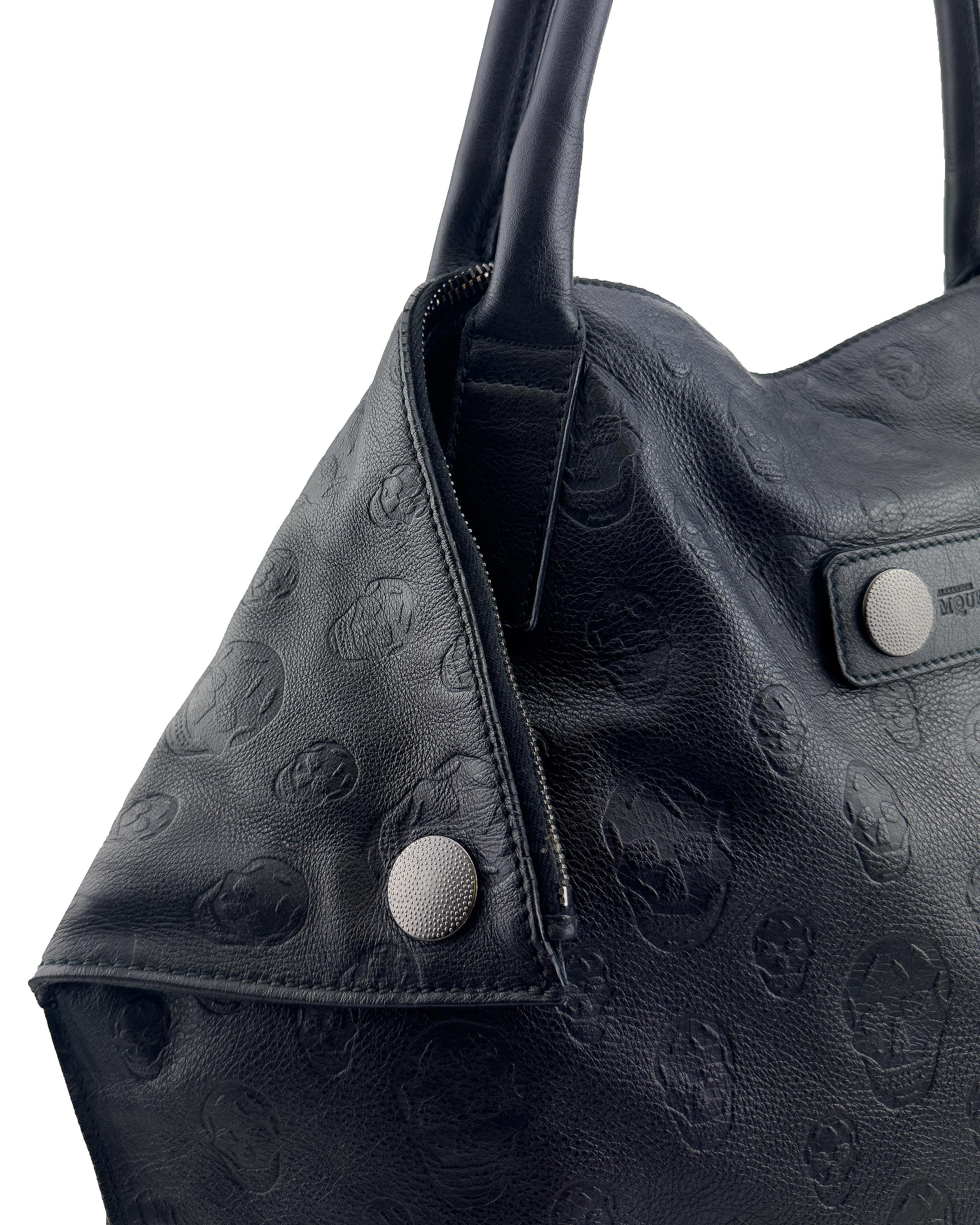 Donna 2010 Alexander McQueen Borsa Tote De Manta in pelle nera con teschio in rilievo in vendita