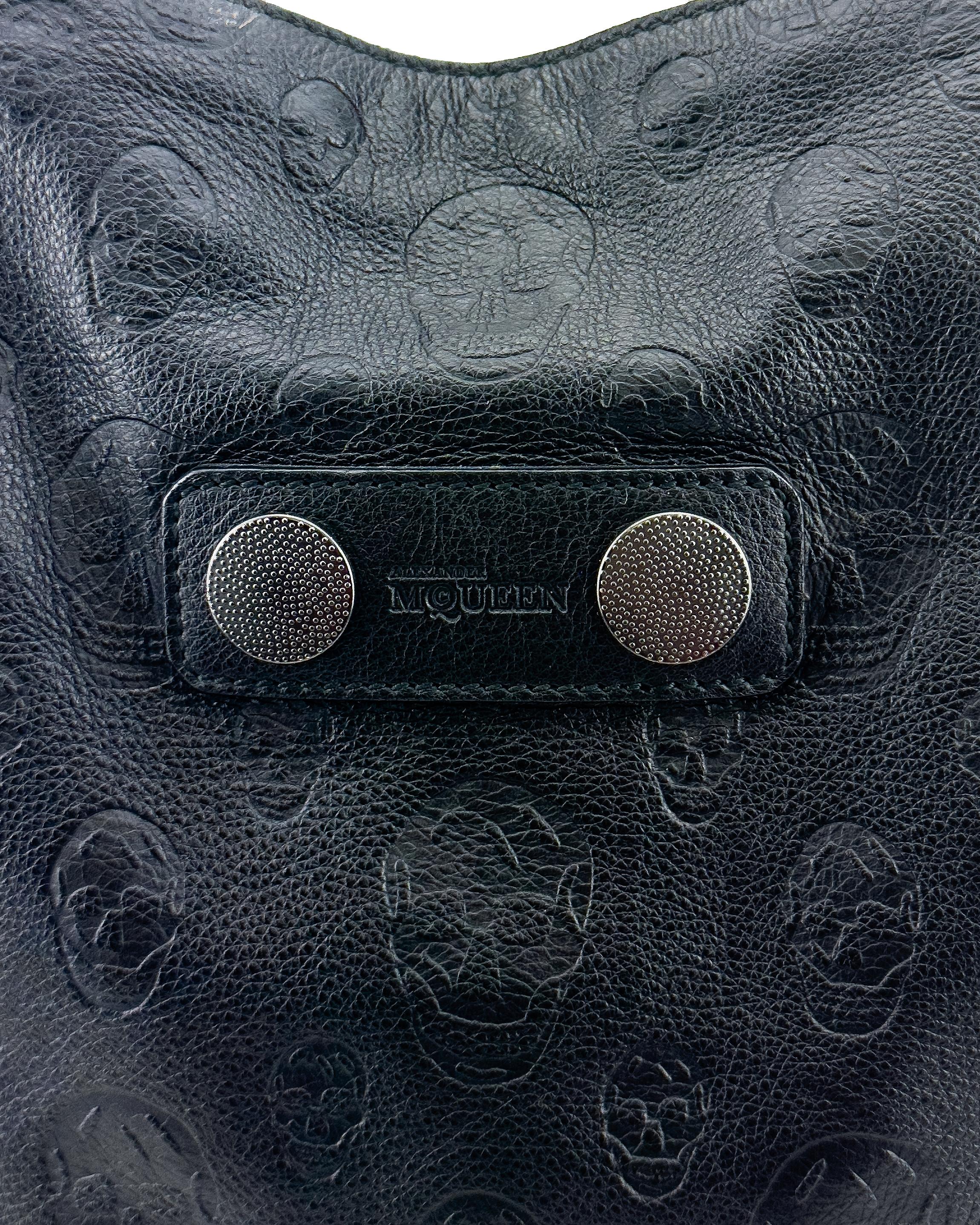 2010 Alexander McQueen Borsa Tote De Manta in pelle nera con teschio in rilievo in vendita 1