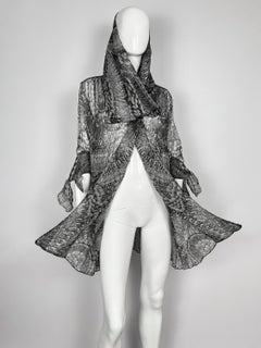 Túnica de seda con estampado de calaveras «Catacombs» de Alexander McQueen de 2010, con pañuelo incorporado