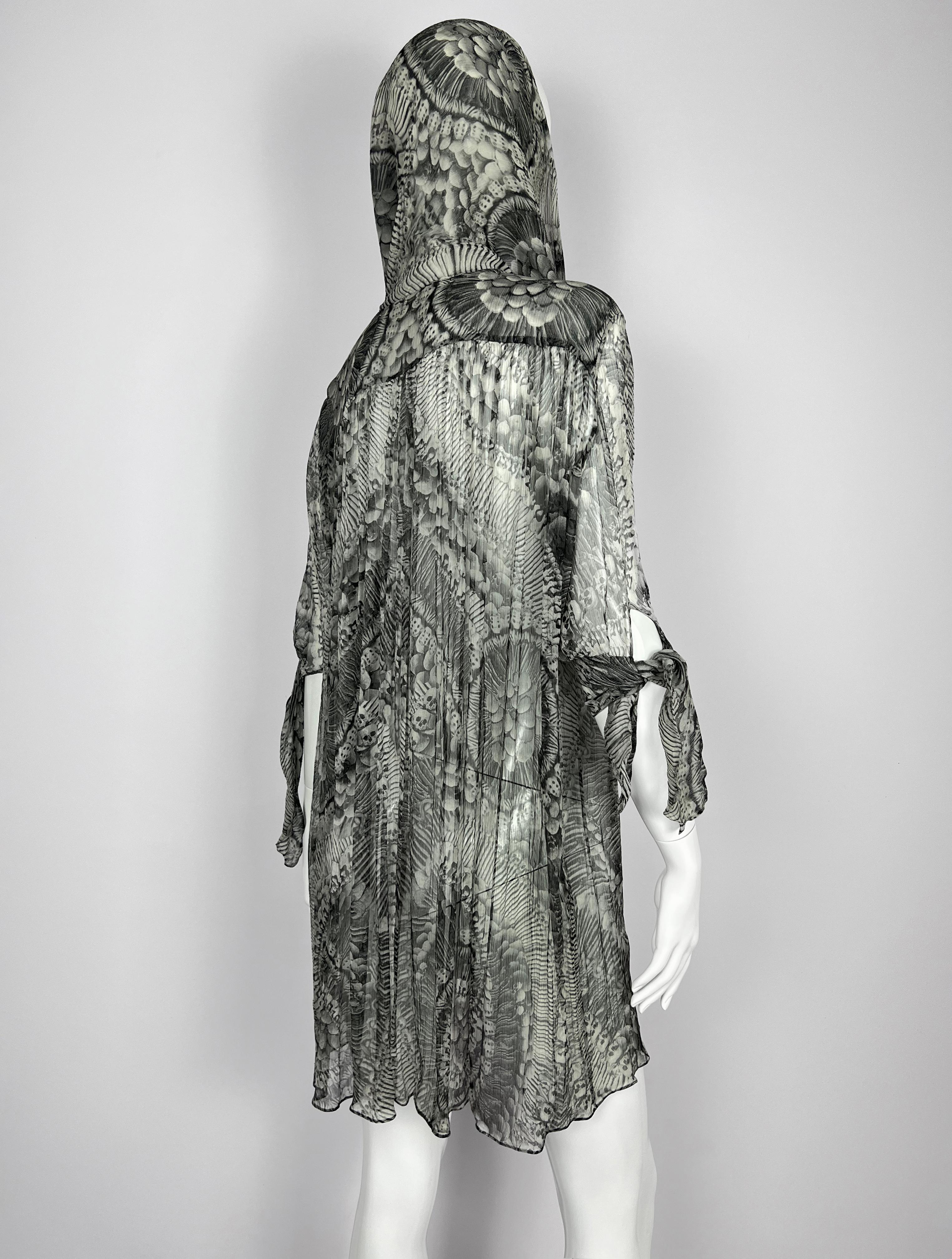 2010 Alexander McQueen Catacombs Skull-Printed Silk Tunic with Attached Scarf In Good Condition For Sale In Алматинский Почтамт, KZ