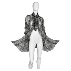 Túnica de seda con estampado de calaveras «Catacombs» de Alexander McQueen de 2010, con pañuelo incorporado