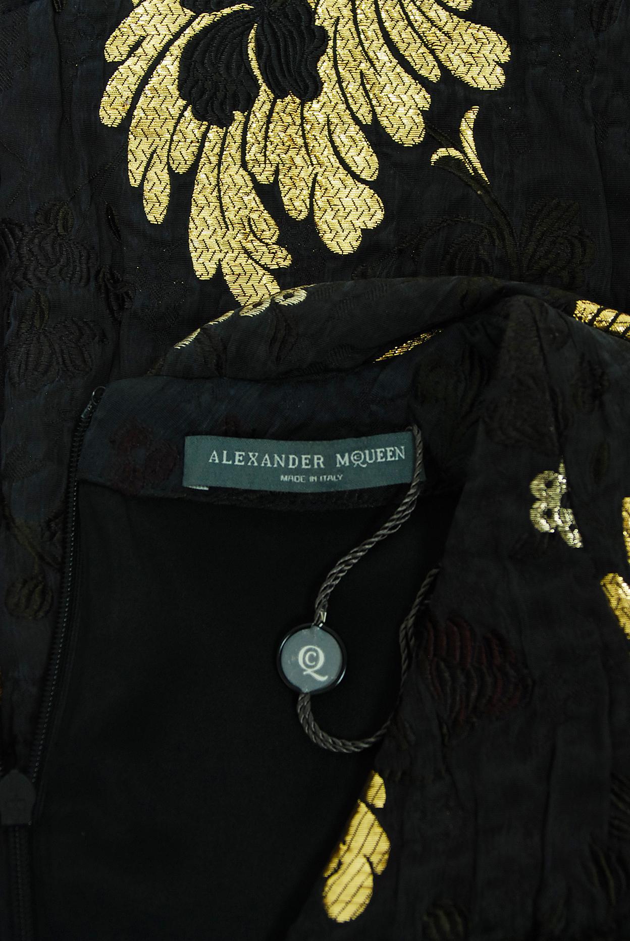 2010 Alexander McQueen Final Runway Collection Metallisch-goldenes Kleid aus schwarzem Brokat 5