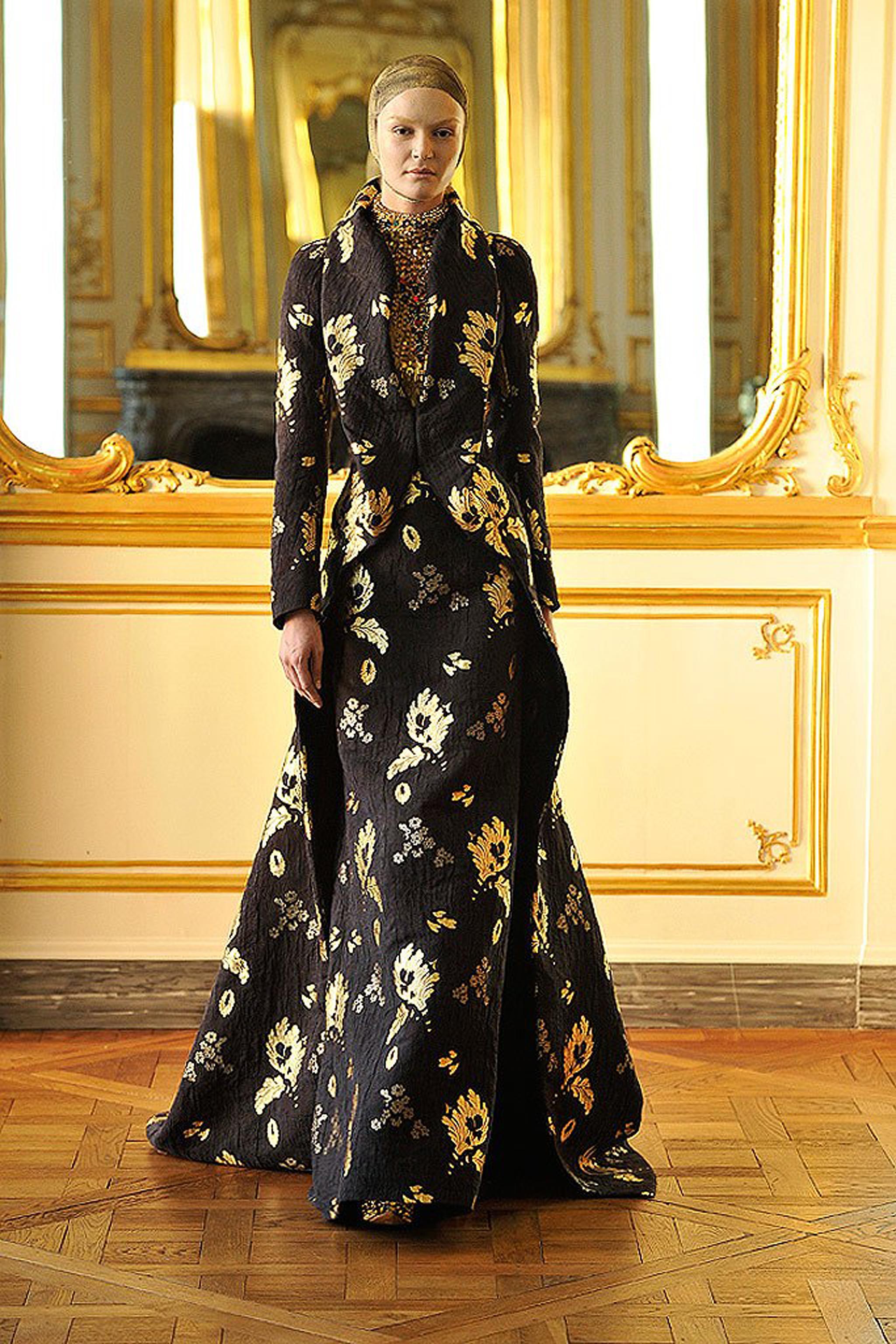 2010 Alexander McQueen Final Runway Collection Metallisch-goldenes Kleid aus schwarzem Brokat Damen