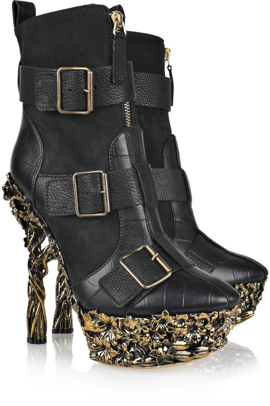 2010 ALEXANDER MCQUEEN Floral-engraved leather boots

Black leather platform boots with a gold floral-engraved heel that measures approximately 150mm/ 6 inches with a 40mm/ 1.5 inch platform. They have a pointed toe, contrasting textured-leather