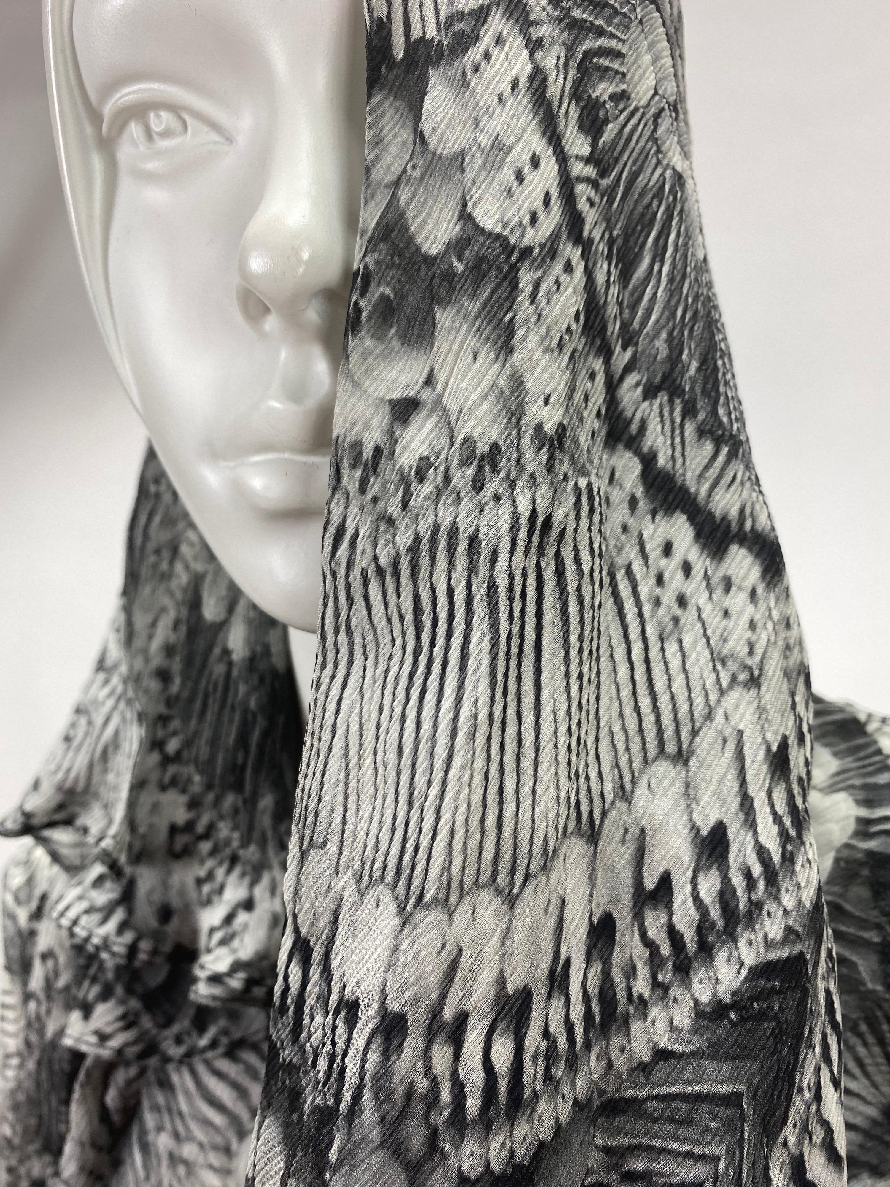 2010 Alexander McQueen - Top en soie imprimée avec écharpe en vente 5