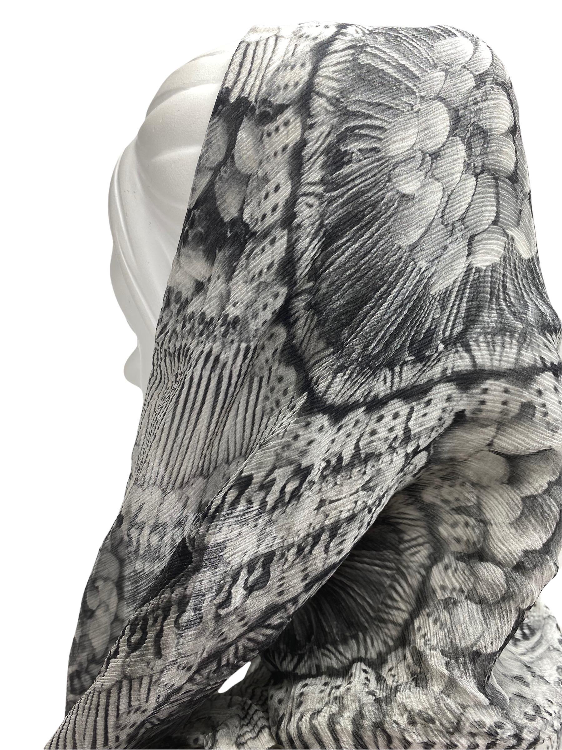 2010 Alexander McQueen Scull Print Silk Top with Scarf For Sale 2