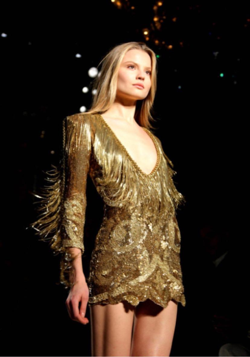 Circa 2010 Balmain Seide Minikleid ist mit Pailletten verziert und getrimmt tiefen V-Ausschnitt und Ärmel 


FR Größe 36 - US 4

Ausgezeichneter Zustand