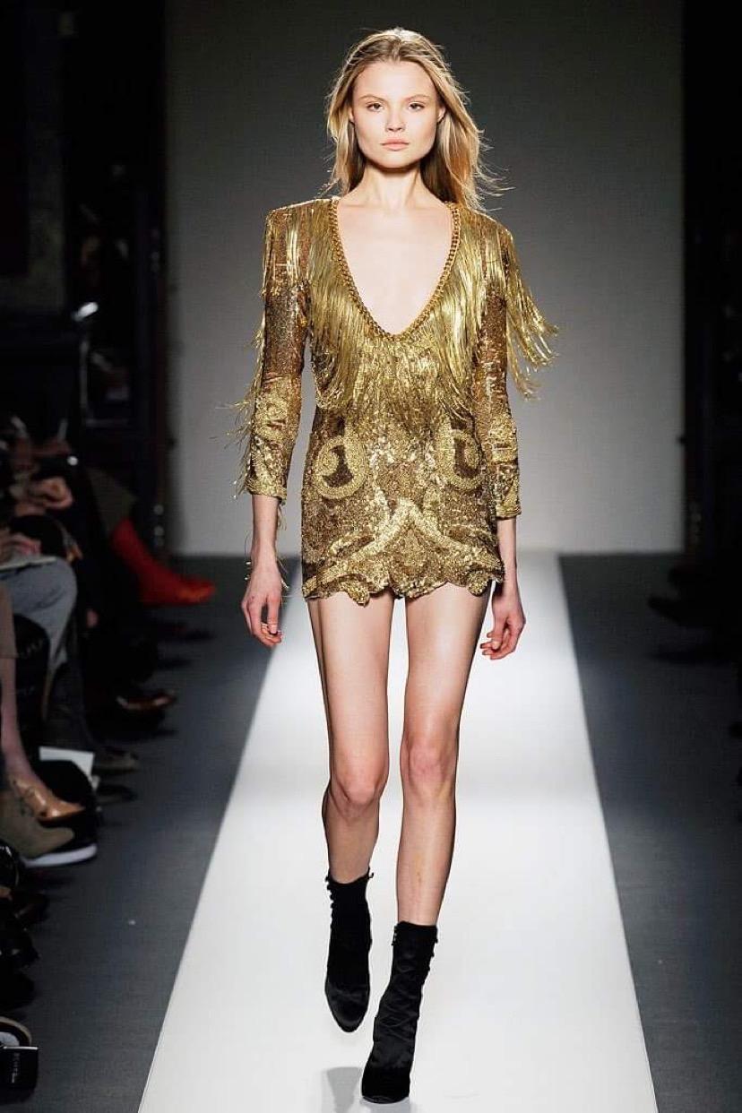 2010 Balmain Perlenbesetztes und mit Fransen besetztes Goldkleid von Celebrity Closet im Zustand „Hervorragend“ im Angebot in Montgomery, TX
