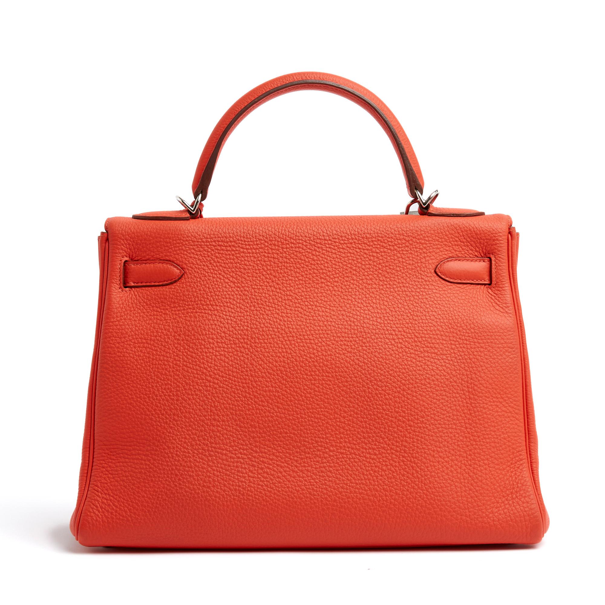 2010 Capucine Kelly II model 32 togo leather coral pristine In Excellent Condition In PARIS, FR