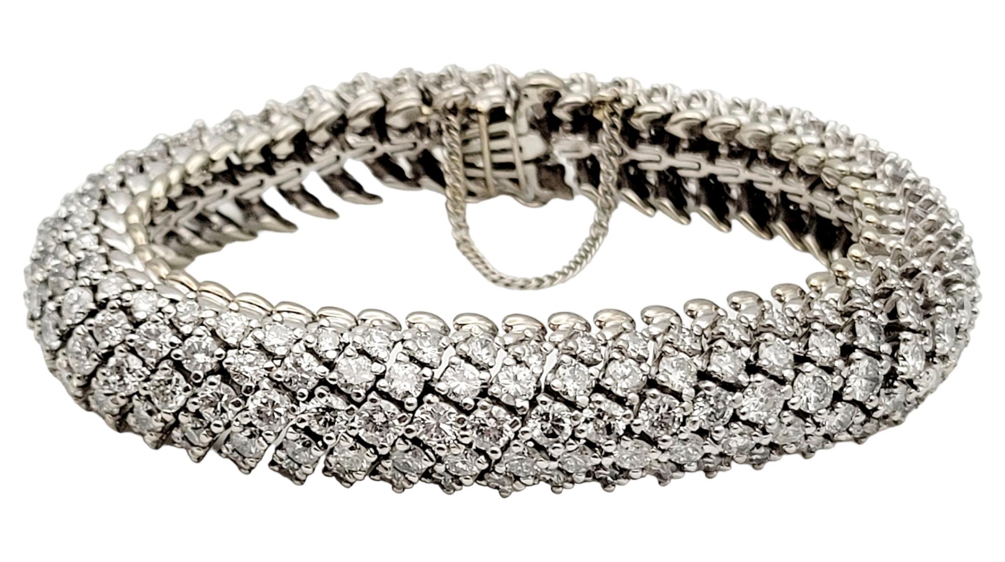 Unglaublich schönes Diamantarmband mit brillantem Funkeln und Glanz.  Mit 5 Reihen schimmernder natürlicher Diamanten wird dieses unglaubliche Armband Sie wie ein Star fühlen lassen. Der flexible, geschwungene Stil schmiegt sich an das Handgelenk