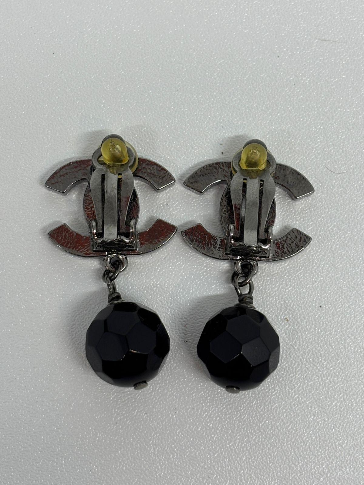 2010 Chanel Black Ball Drop Clip On Earrings In Good Condition In Jakarta, Daerah Khusus Ibukota Jakarta