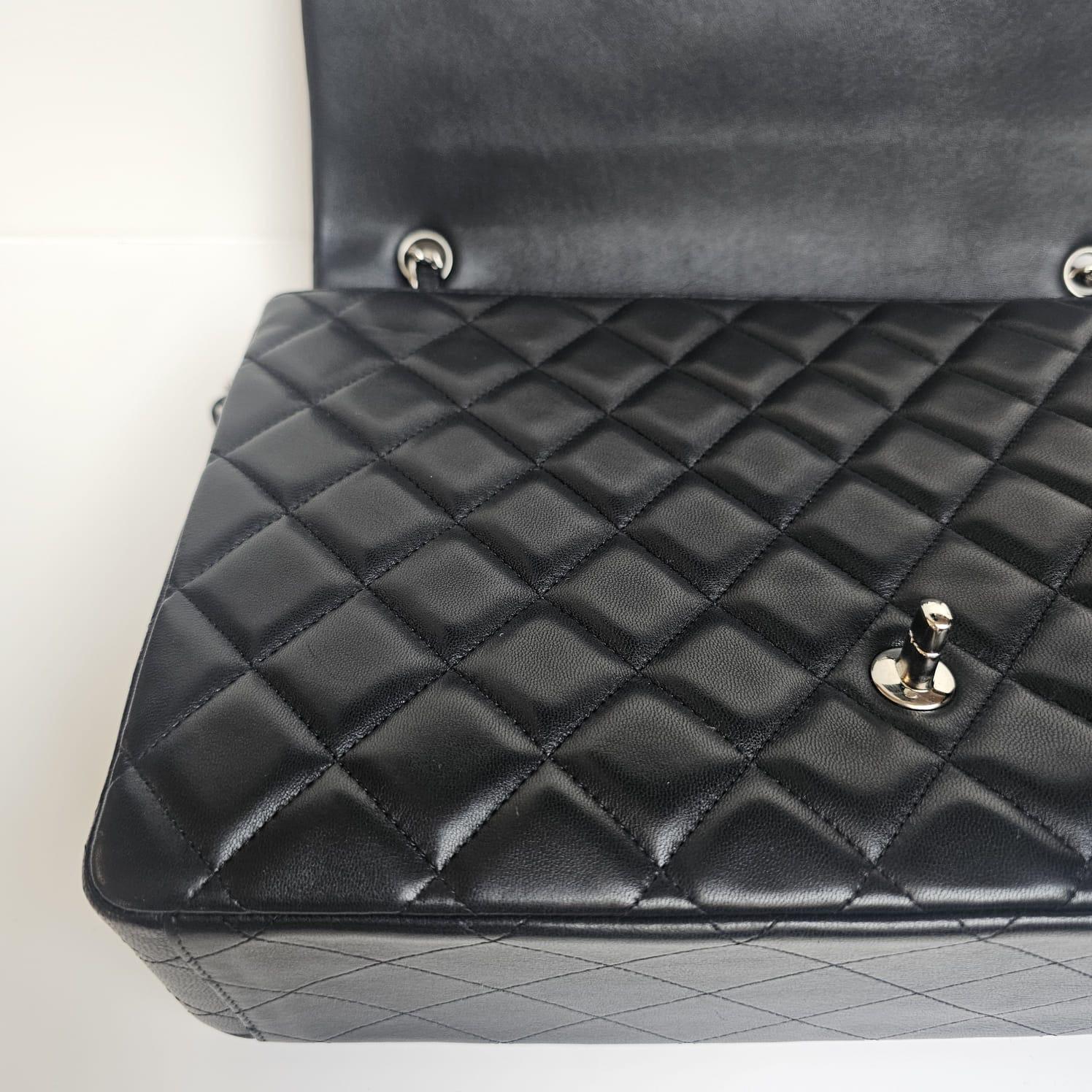 2010 Chanel Borsa in pelle d'agnello nera trapuntata Maxi con patta singola in vendita 5
