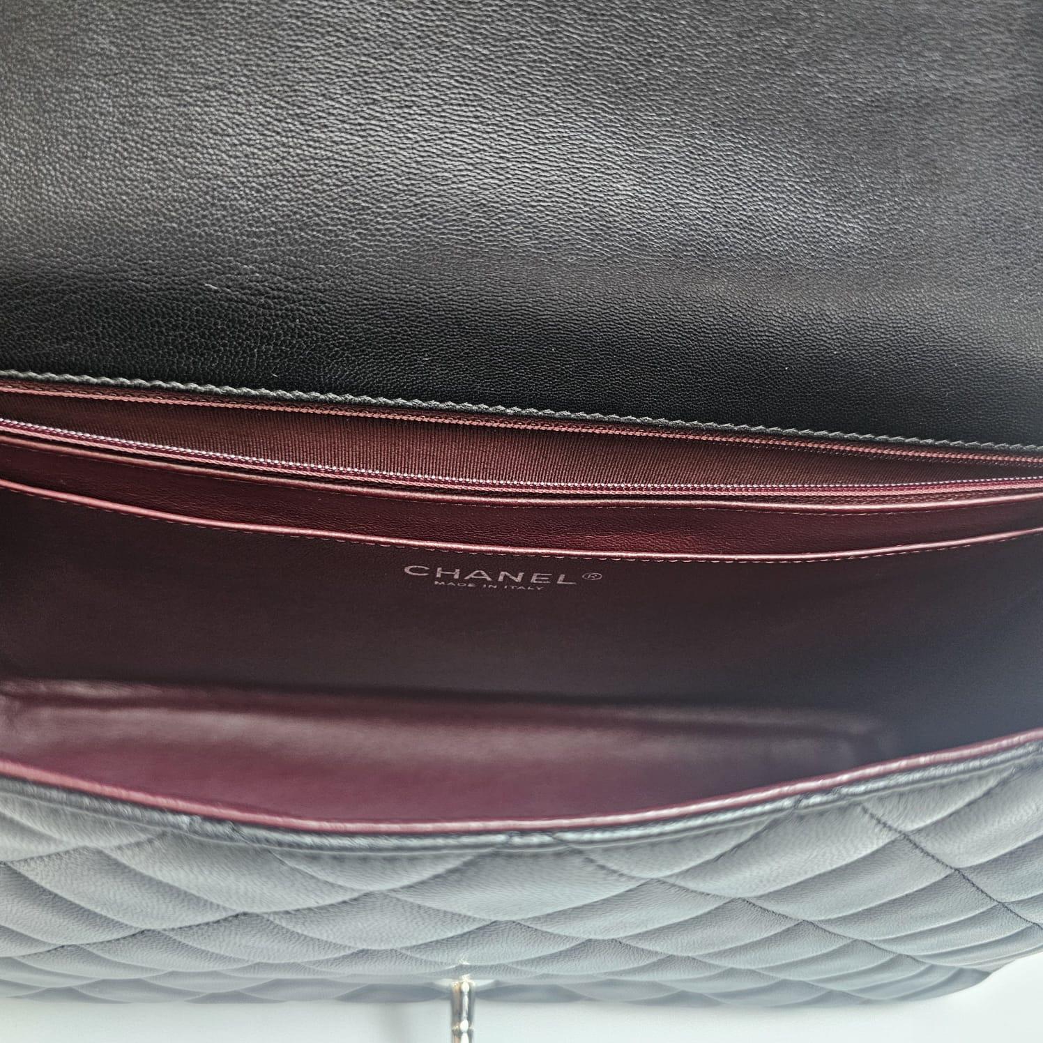 2010 Chanel Borsa in pelle d'agnello nera trapuntata Maxi con patta singola in vendita 7