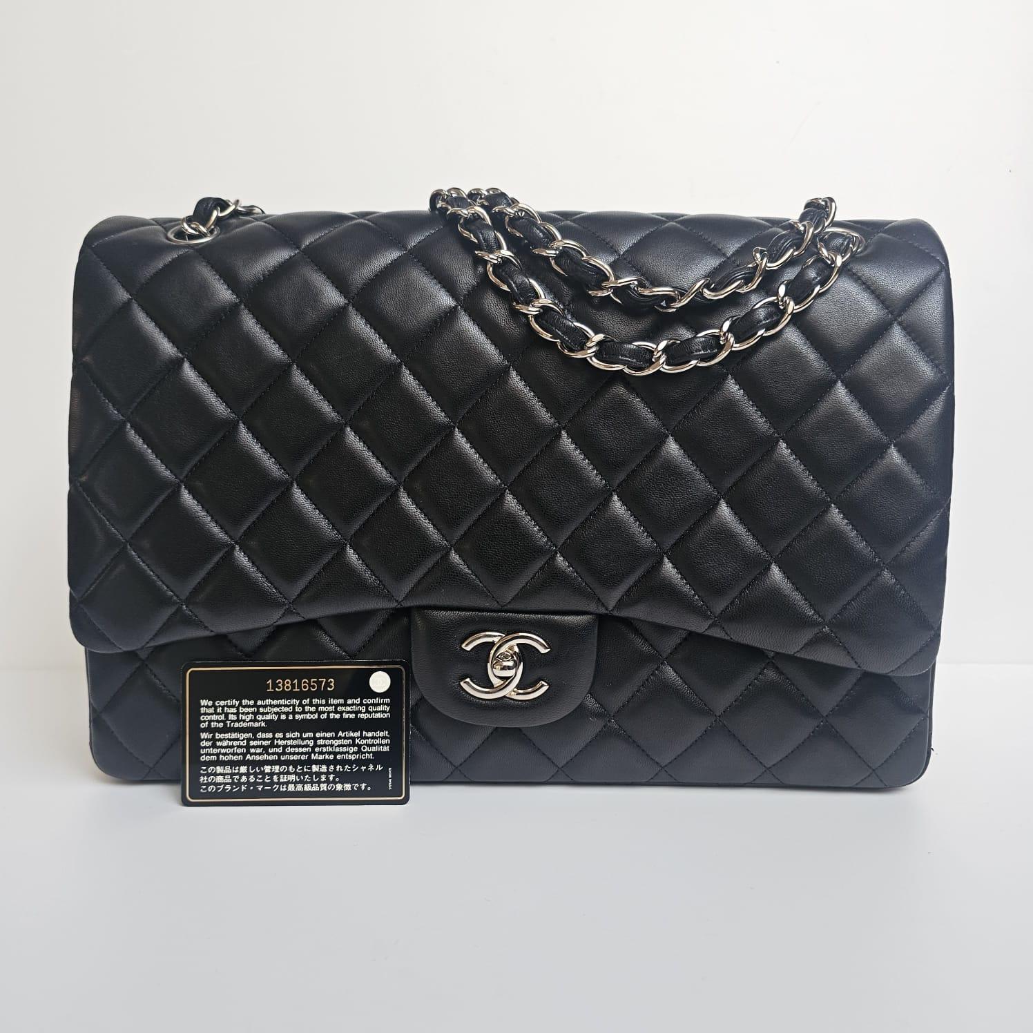 2010 Chanel Borsa in pelle d'agnello nera trapuntata Maxi con patta singola in vendita 8