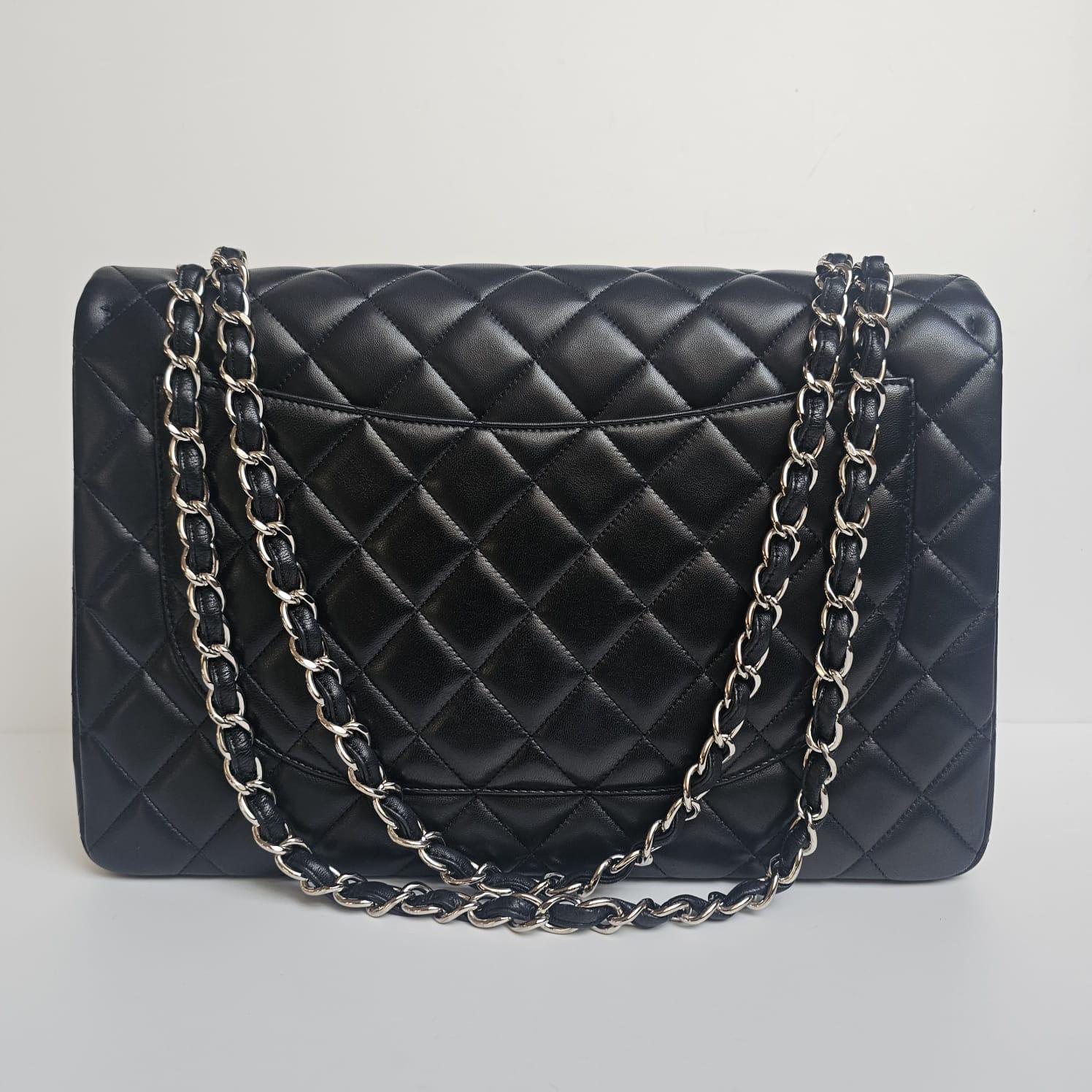 2010 Chanel Borsa in pelle d'agnello nera trapuntata Maxi con patta singola in vendita 9