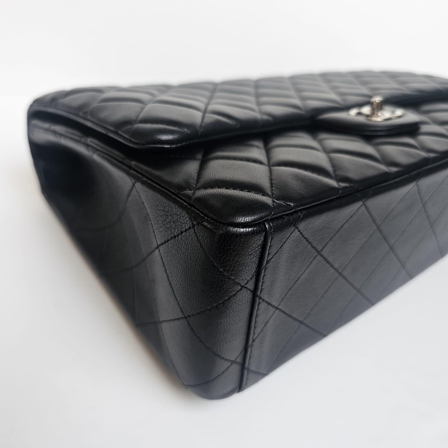 2010 Chanel Borsa in pelle d'agnello nera trapuntata Maxi con patta singola in vendita 10