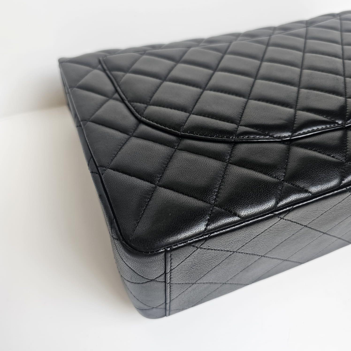 2010 Chanel Borsa in pelle d'agnello nera trapuntata Maxi con patta singola in vendita 11