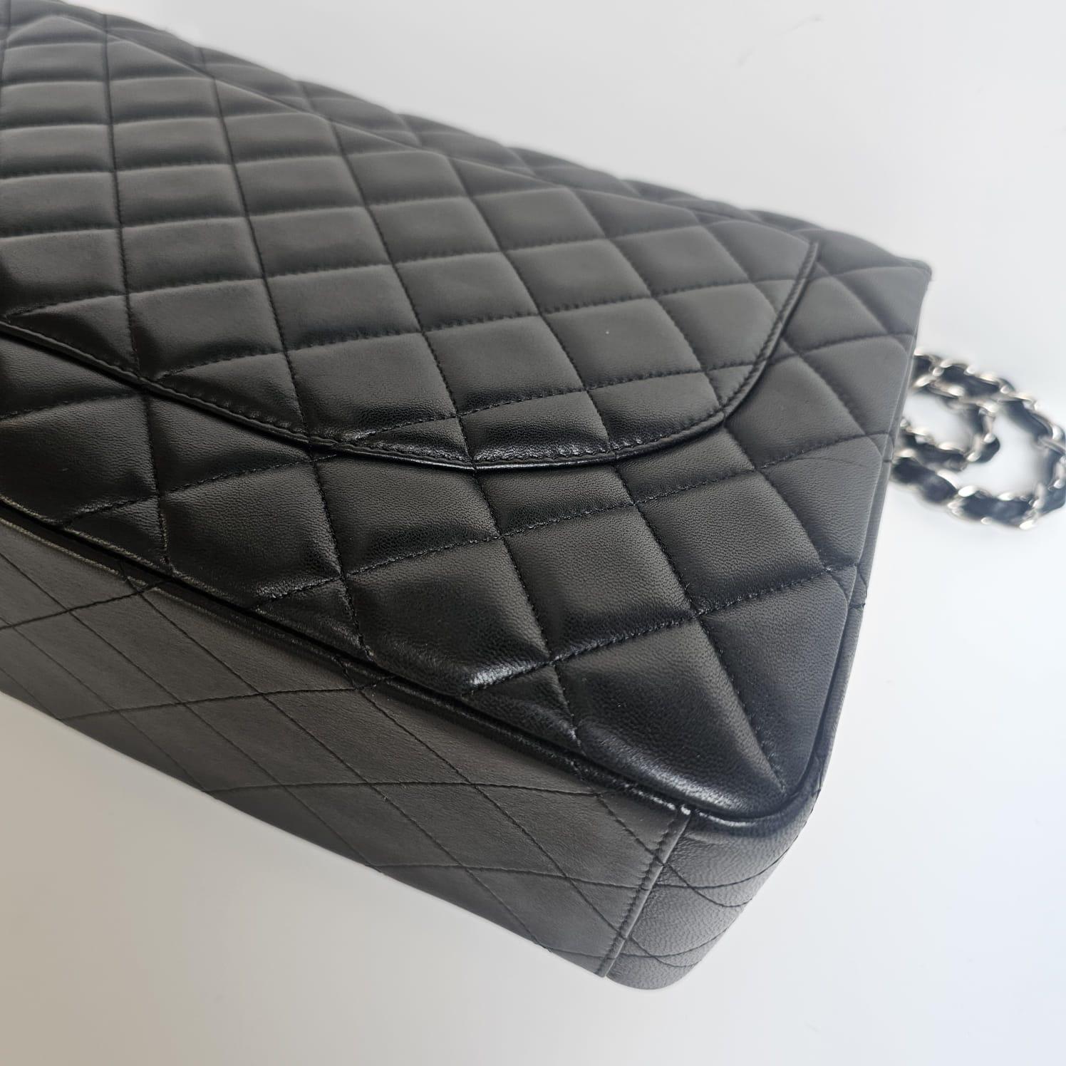 2010 Chanel Borsa in pelle d'agnello nera trapuntata Maxi con patta singola in vendita 12