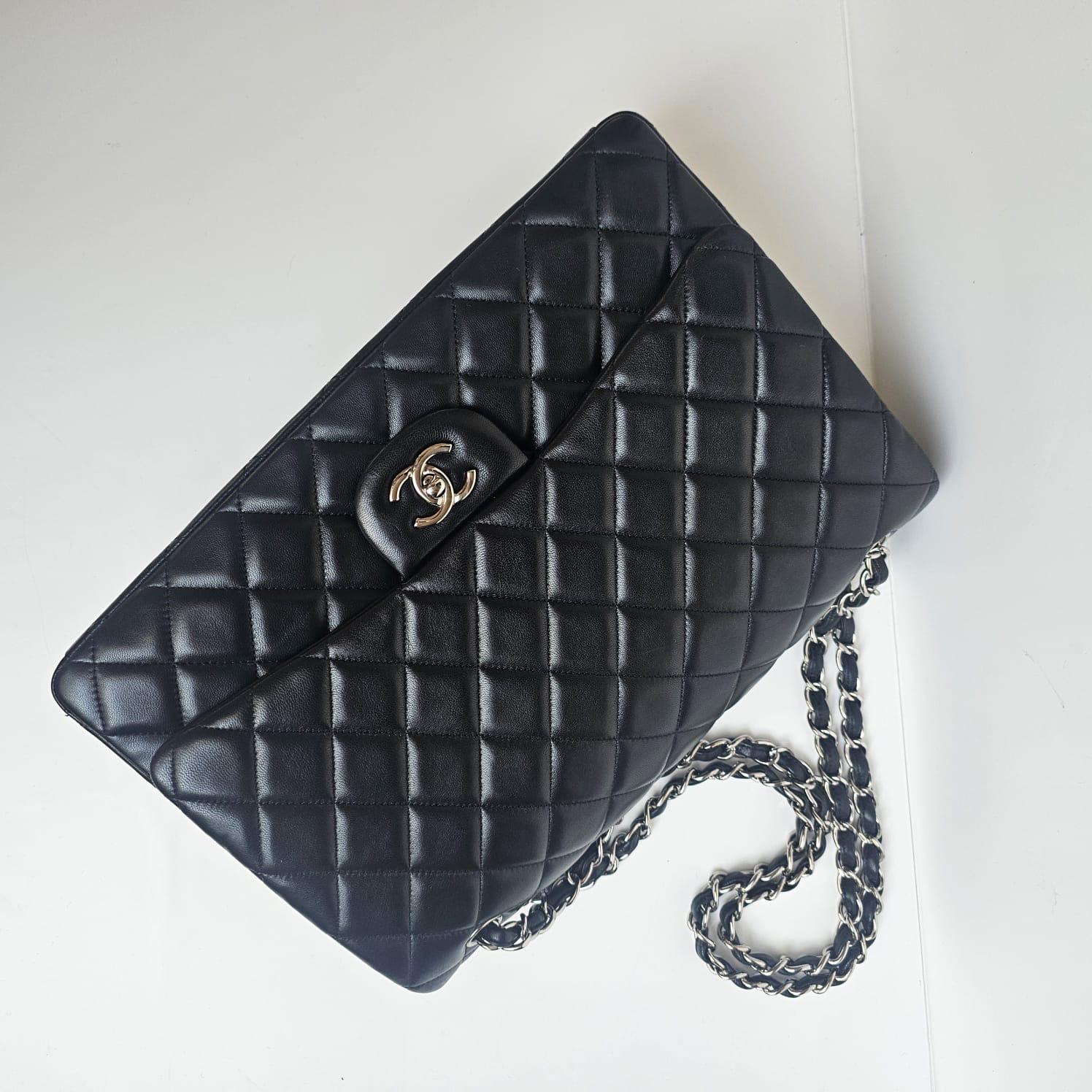 2010 Chanel Borsa in pelle d'agnello nera trapuntata Maxi con patta singola in vendita 13