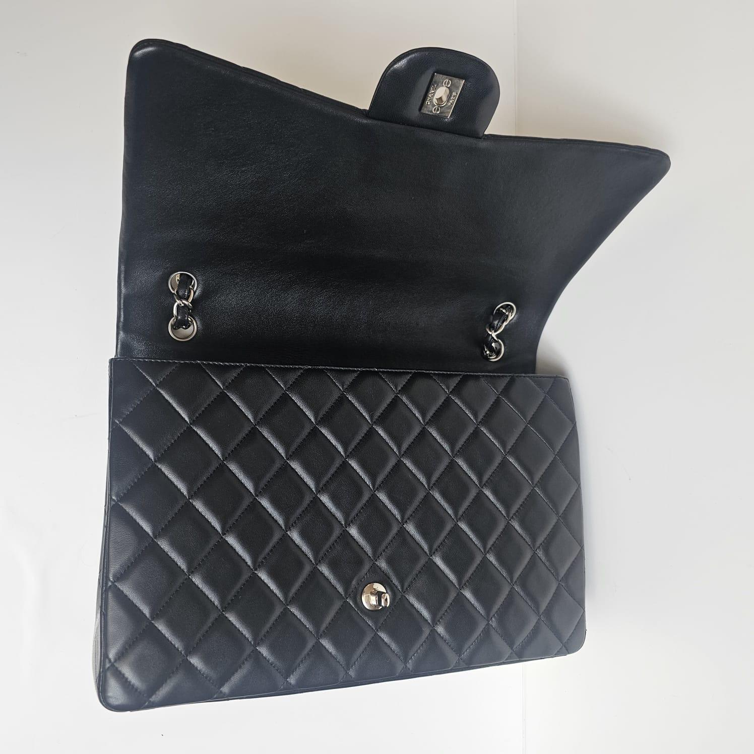 2010 Chanel Borsa in pelle d'agnello nera trapuntata Maxi con patta singola in vendita 14