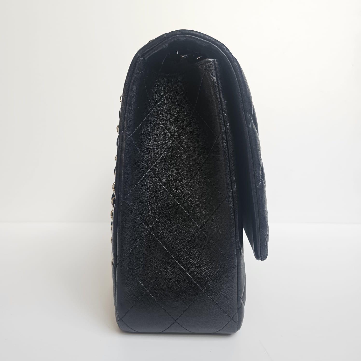 Classica maxi borsa Chanel in pelle di agnello nera con patta e finiture in argento. Una borsa molto classica per tutti i giorni. In ottime condizioni, lievi graffi sulla superficie della pelle. Serie #13. Viene fornito con holo, biglietto,