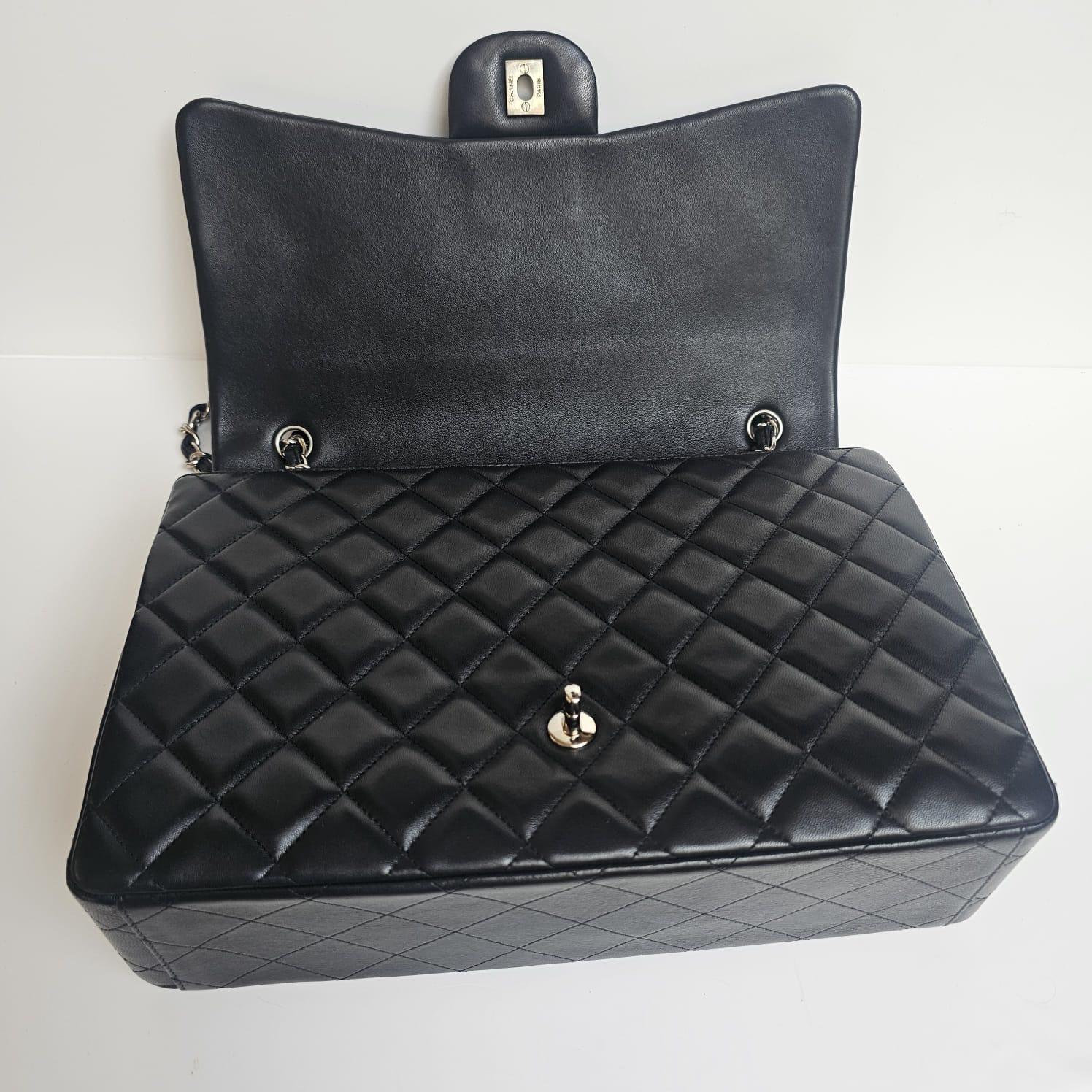 2010 Chanel Borsa in pelle d'agnello nera trapuntata Maxi con patta singola in vendita 15