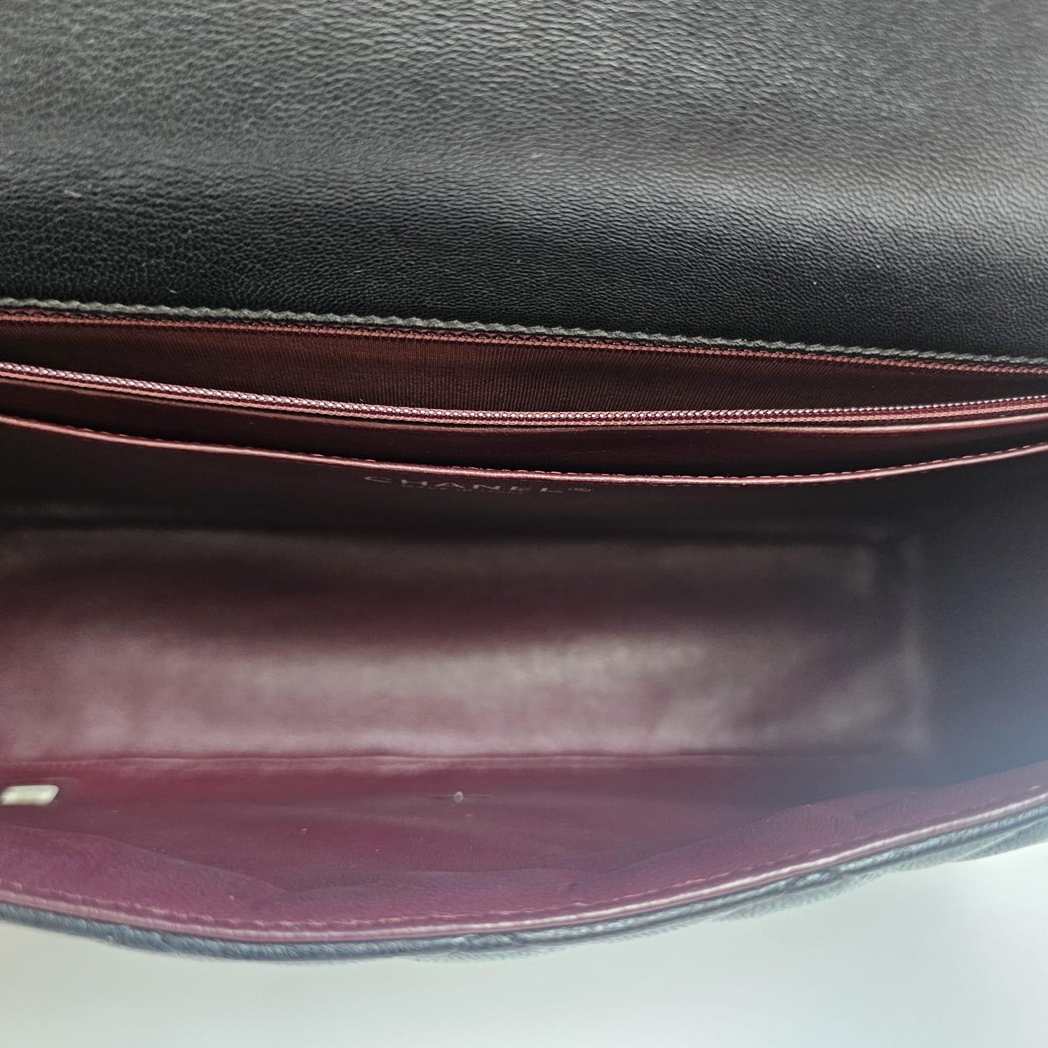 Nero 2010 Chanel Borsa in pelle d'agnello nera trapuntata Maxi con patta singola in vendita