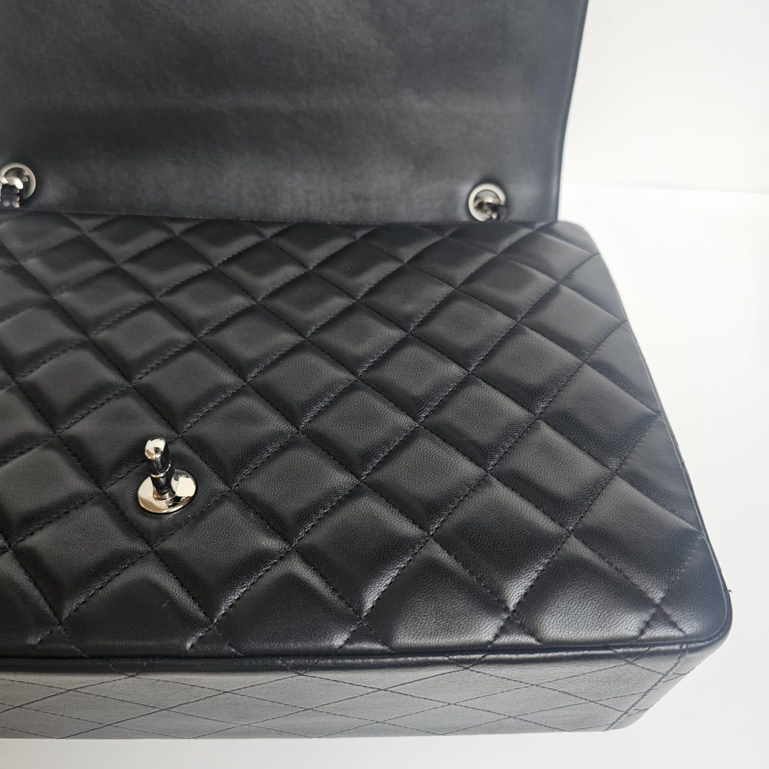 2010 Chanel Borsa in pelle d'agnello nera trapuntata Maxi con patta singola In condizioni ottime in vendita a Jakarta, Daerah Khusus Ibukota Jakarta