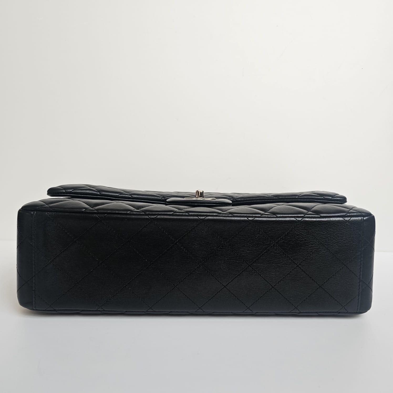 2010 Chanel Borsa in pelle d'agnello nera trapuntata Maxi con patta singola in vendita 1