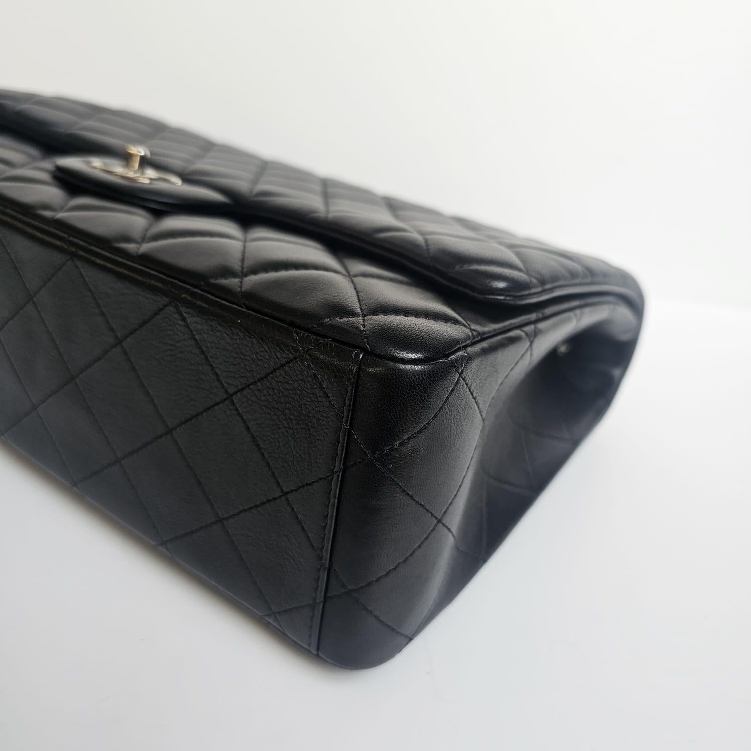 2010 Chanel Borsa in pelle d'agnello nera trapuntata Maxi con patta singola in vendita 2