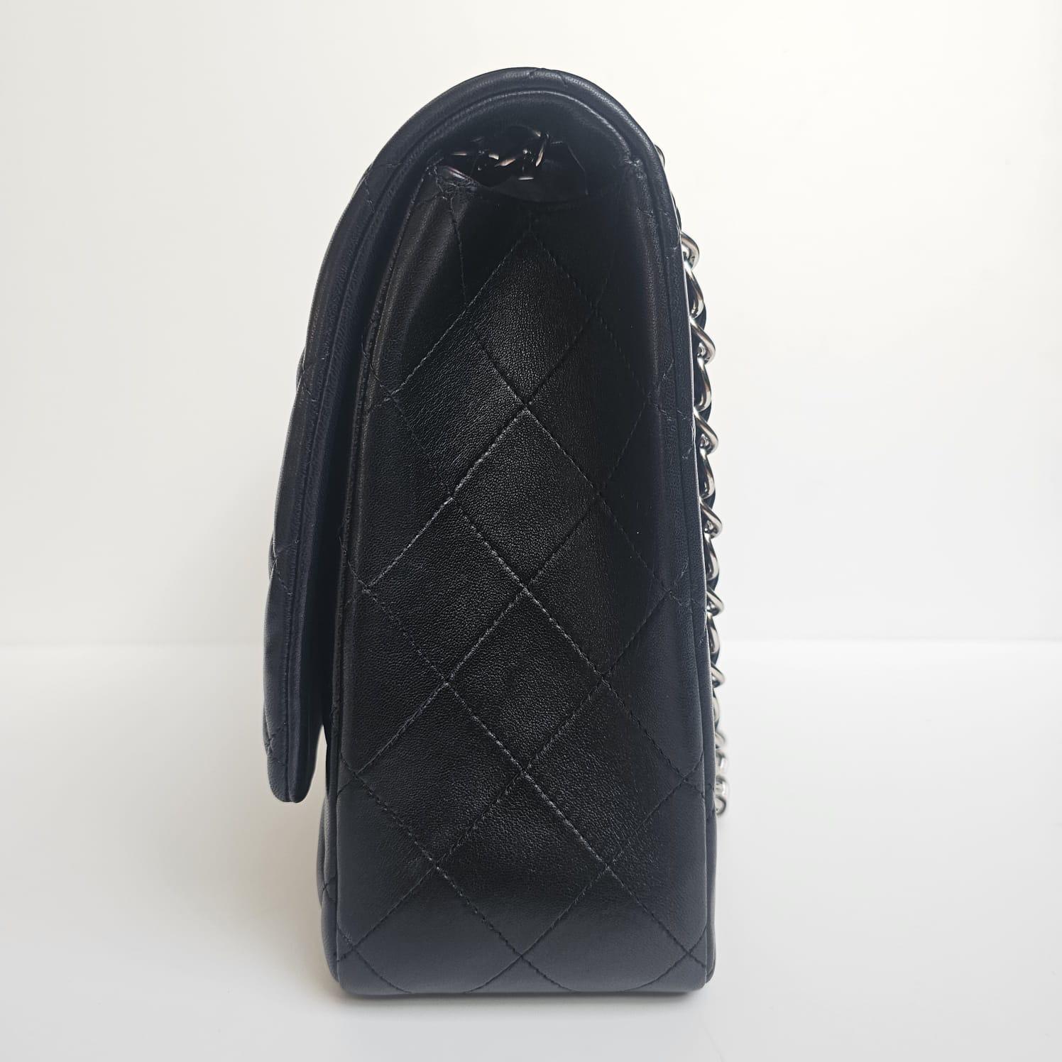 2010 Chanel Borsa in pelle d'agnello nera trapuntata Maxi con patta singola in vendita 3
