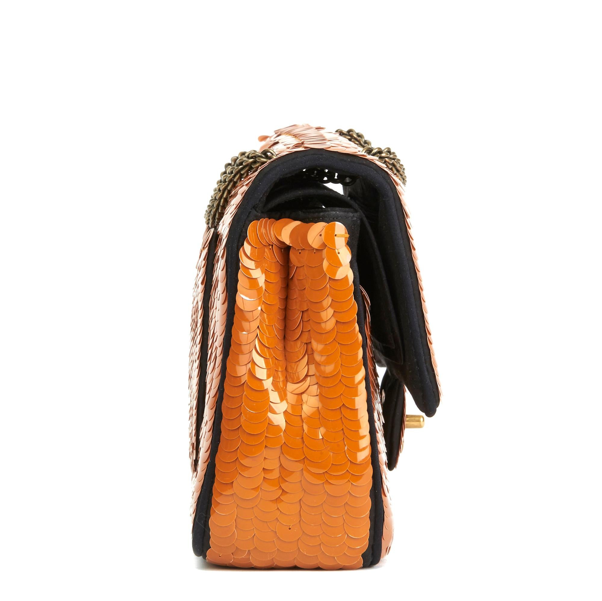 CHANEL
Schwarzer Satin & Orange Pailletten verschönert Paris-Shanghai Medium Classic Double Flap Bag

Referenz: HB2755
Alter (ca.): 2010
Begleitet von: Chanel-Staubbeutel
Authentizitätsdetails: (Made in France) - Dieser Artikel wurde als