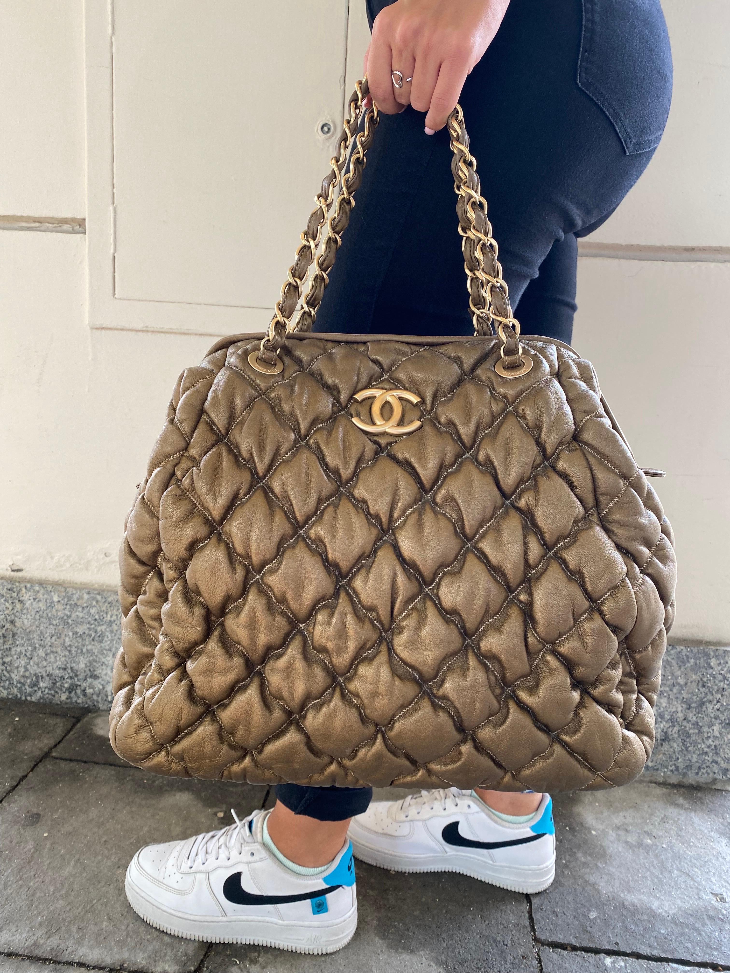 Chanel designer bag, Bolla model, made of quilted gold-colored leather with golden hardware.

Equipped with double leather handle and braided chain for carrying on the shoulder.

Equipped with a zip closure, internally lined with beige canvas, very