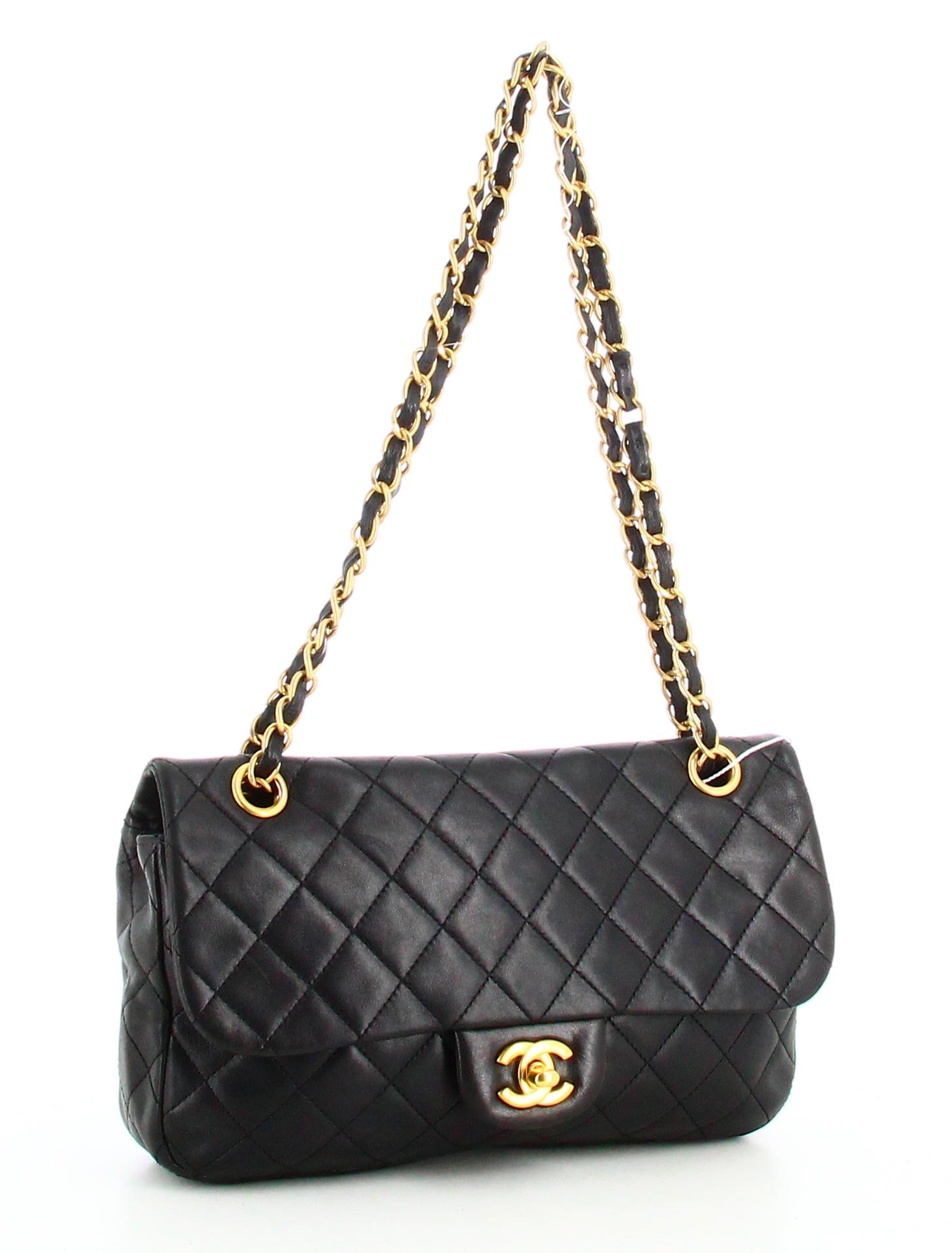2010 Chanel Medium Classic Lambskin Single Flap Handbag In Good Condition For Sale In PARIS, FR