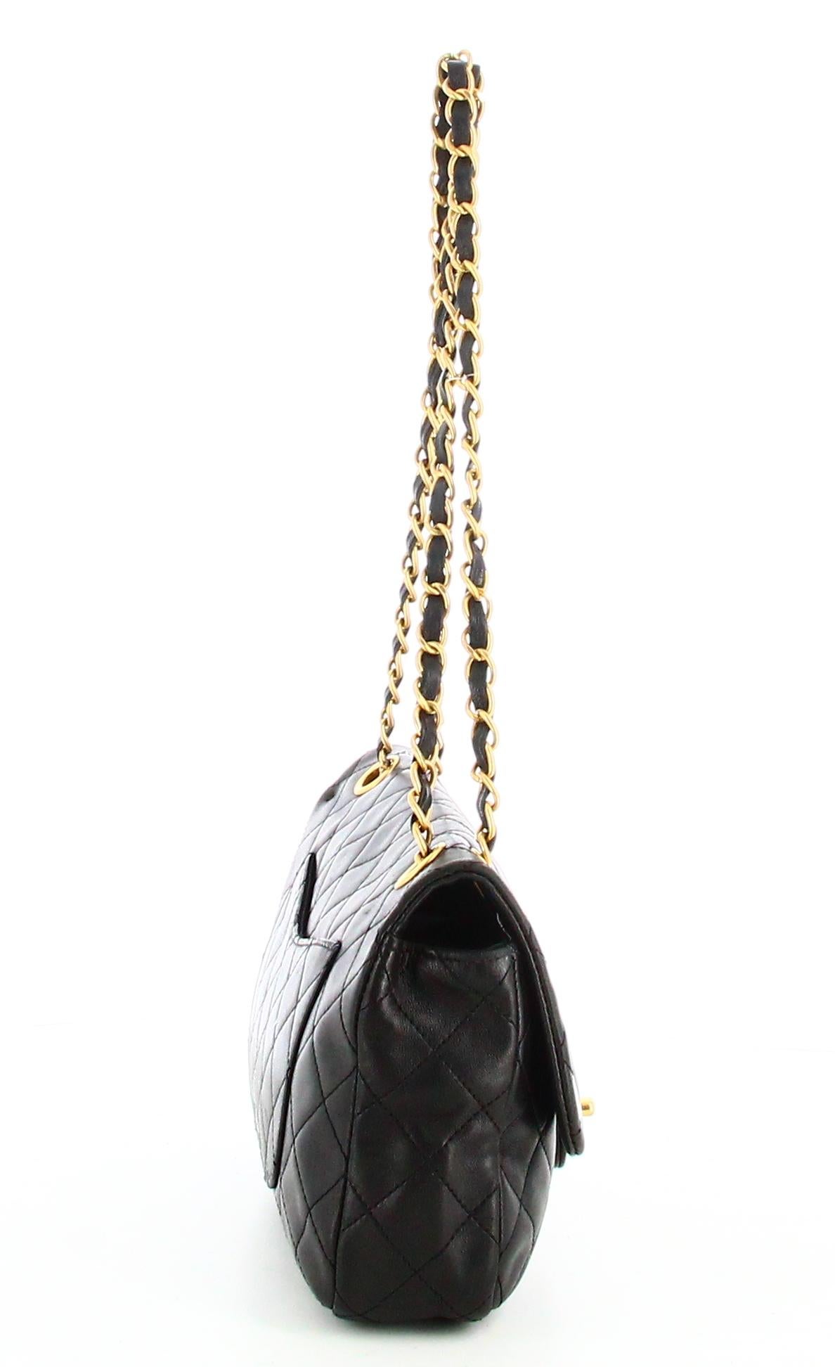 Women's 2010 Chanel Medium Classic Lambskin Single Flap Handbag For Sale