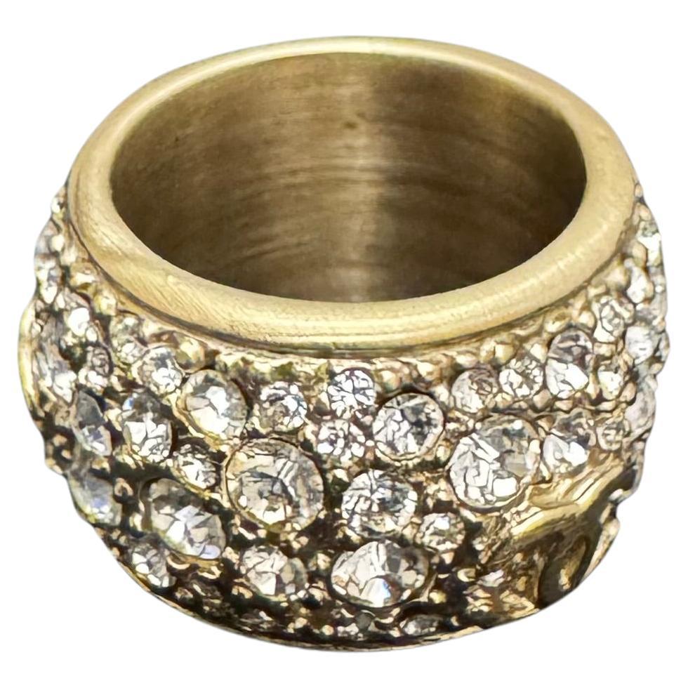 This CHANEL band ring is crafted of champagne toned metal adorned with white rhinestones in various sizes and three CC logos. Stamped 10P CHANEL made in Italy. Comes with box.

Size 6 (US) 52 (EU)

Condition: Excellent with very minor scratches 