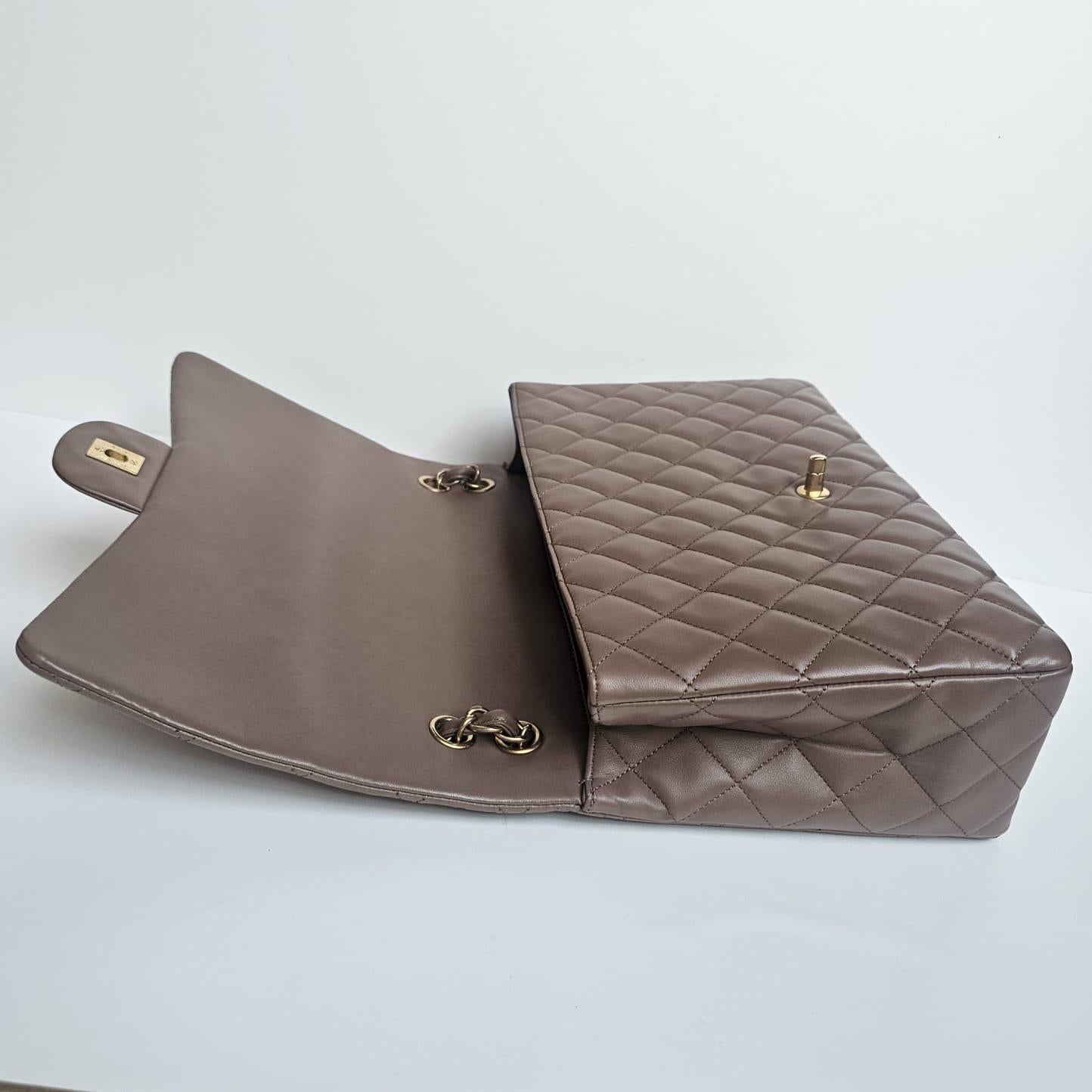 2010 Chanel Taupe Lammfell gesteppt Maxi einzelne Klappe Tasche im Angebot 5