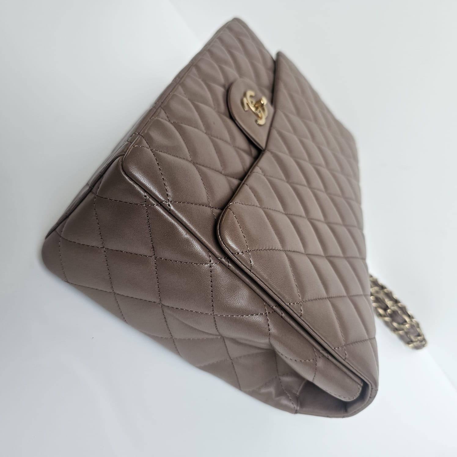 2010 Chanel Taupe Lammfell gesteppt Maxi einzelne Klappe Tasche im Angebot 6