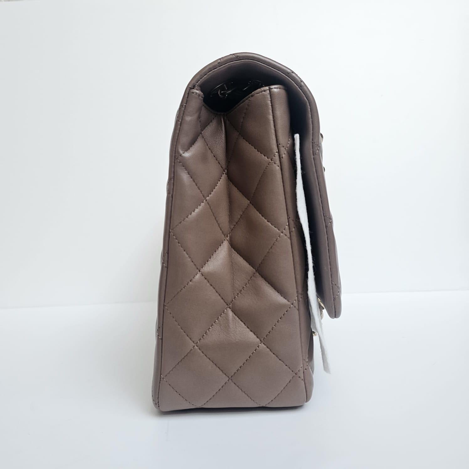 2010 Chanel Taupe Lammfell gesteppt Maxi einzelne Klappe Tasche im Angebot 7