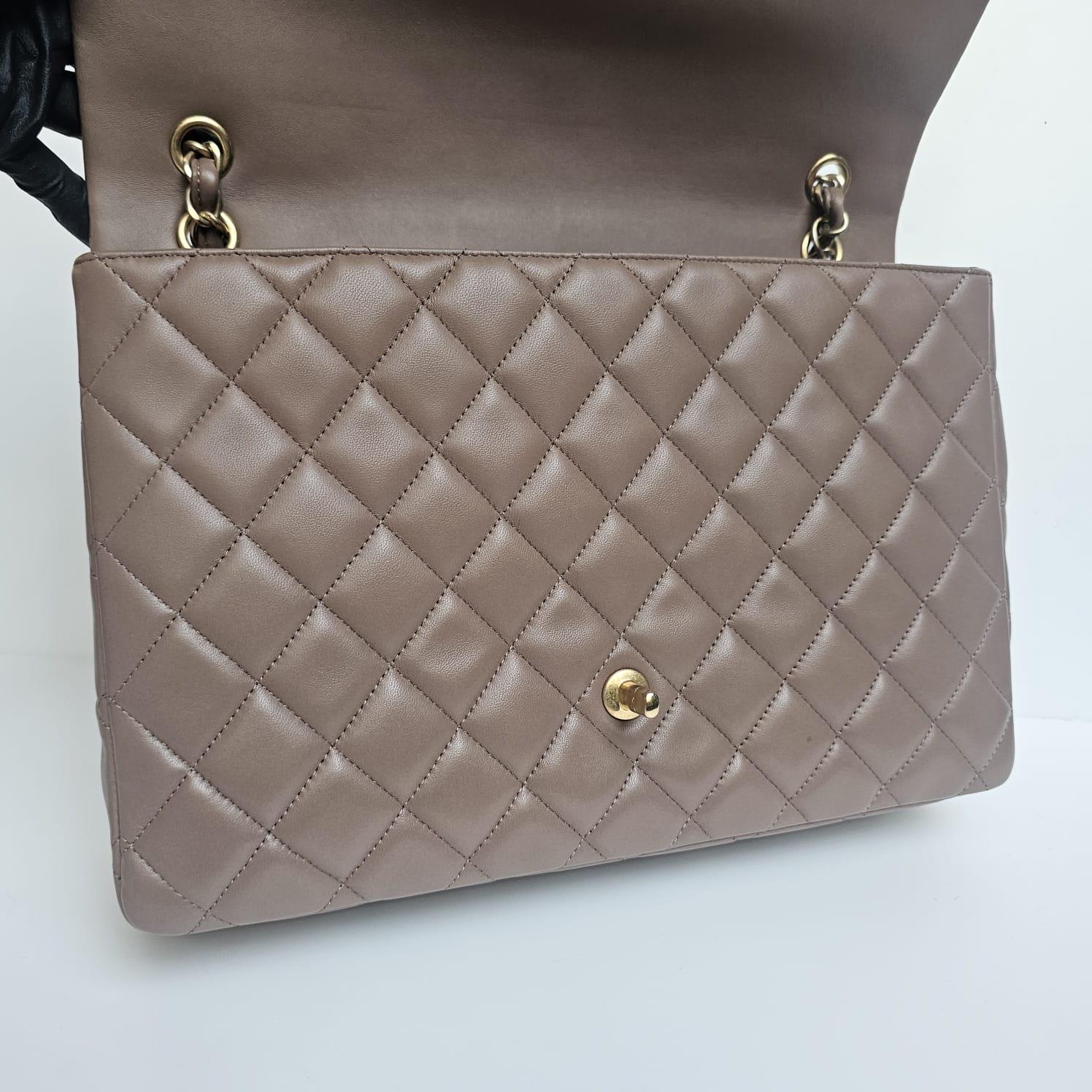 2010 Chanel Taupe Lammfell gesteppt Maxi einzelne Klappe Tasche im Angebot 9