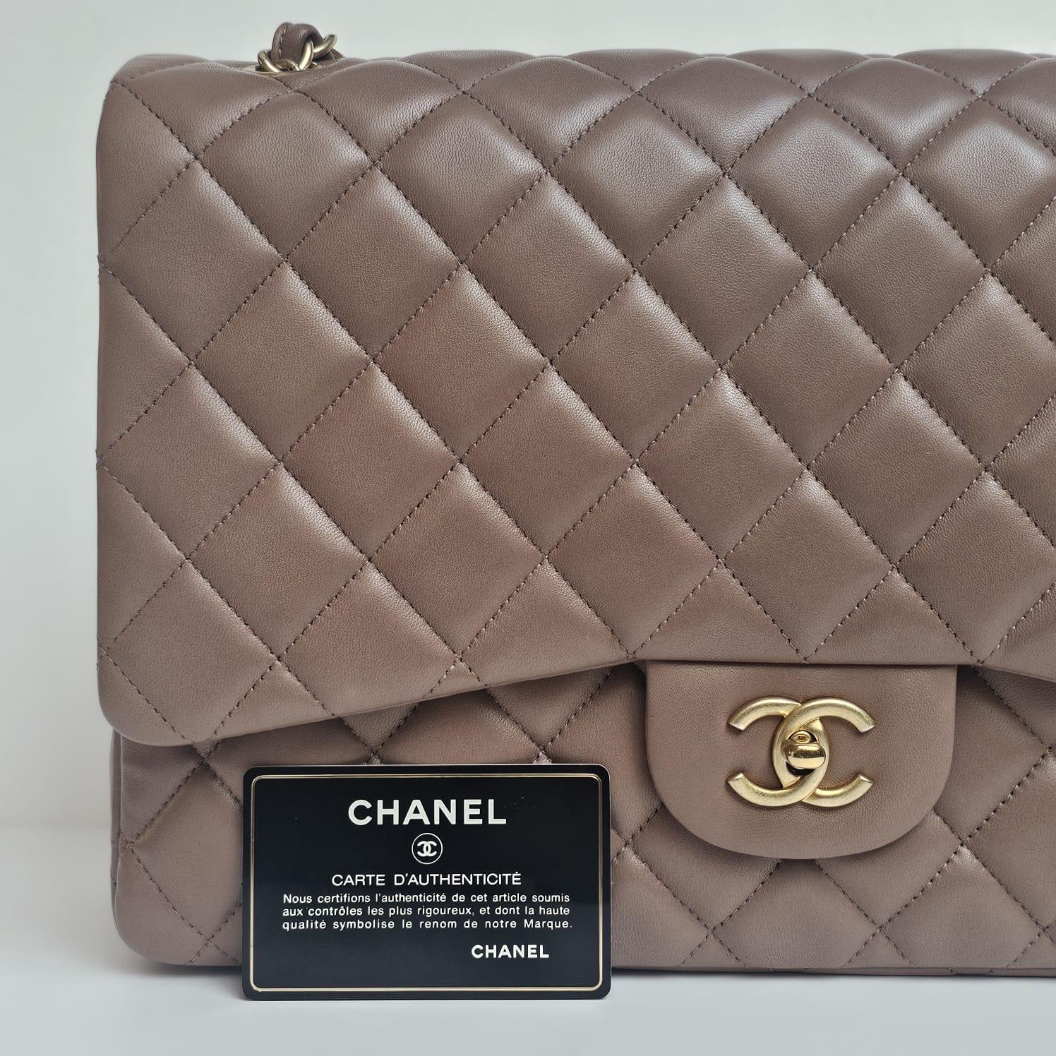 2010 Chanel Taupe Lammfell gesteppt Maxi einzelne Klappe Tasche im Angebot 10