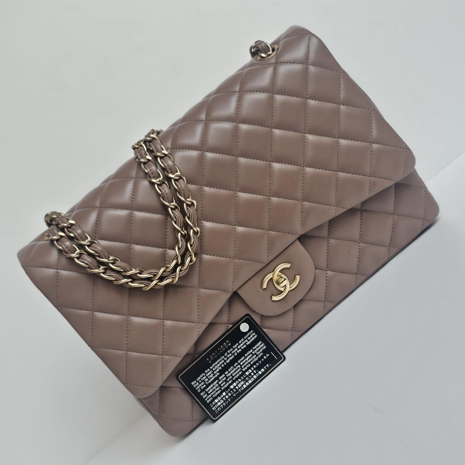 2010 Chanel Taupe Lammfell gesteppt Maxi einzelne Klappe Tasche im Angebot 11