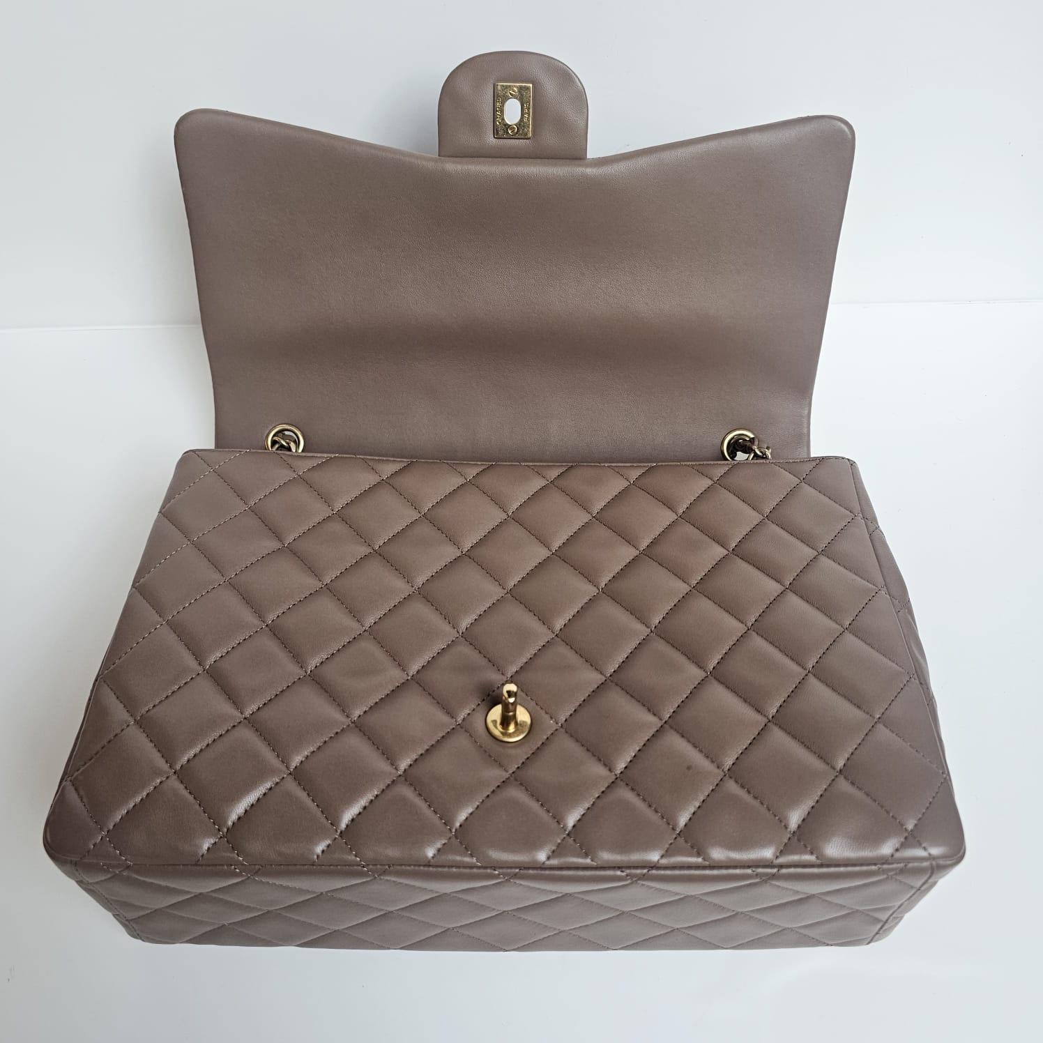 2010 Chanel Taupe Lammfell gesteppt Maxi einzelne Klappe Tasche im Angebot 13