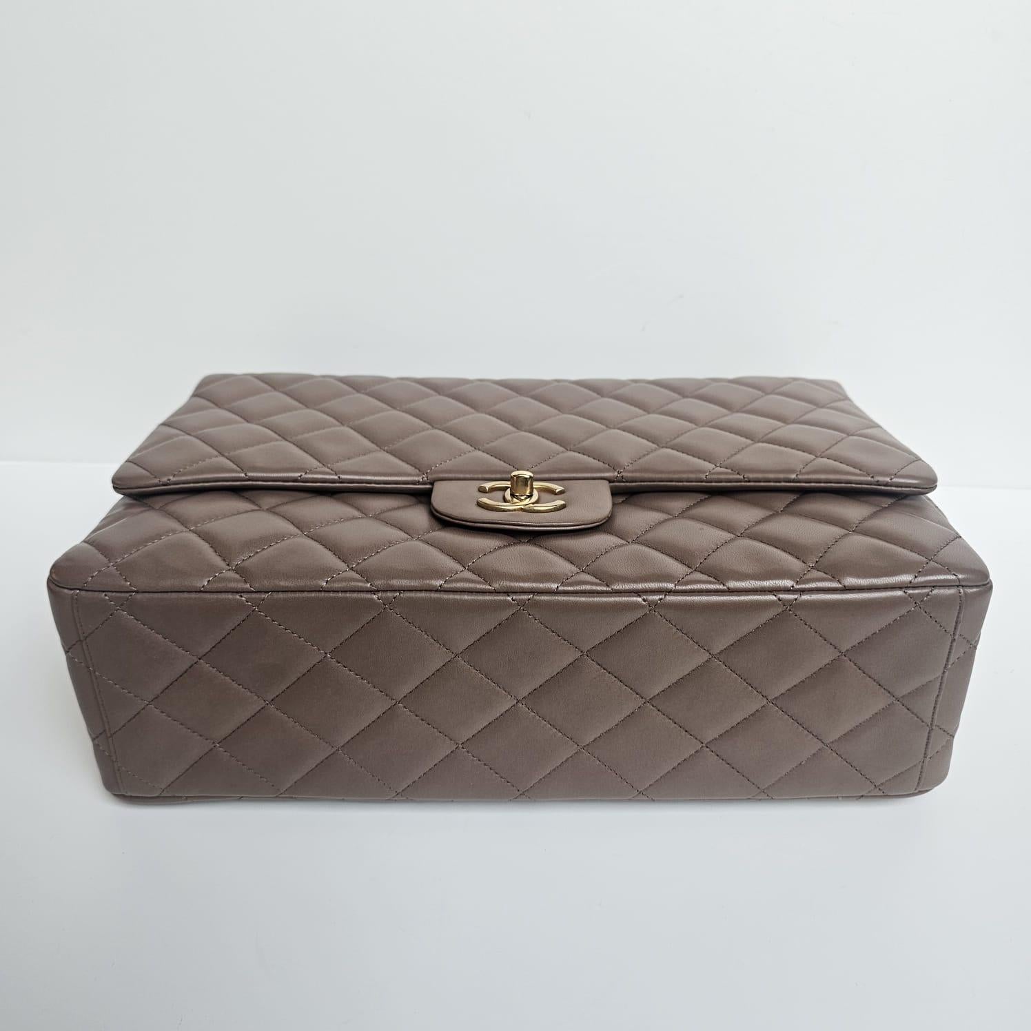 2010 Chanel Taupe Lammfell gesteppt Maxi einzelne Klappe Tasche im Angebot 14
