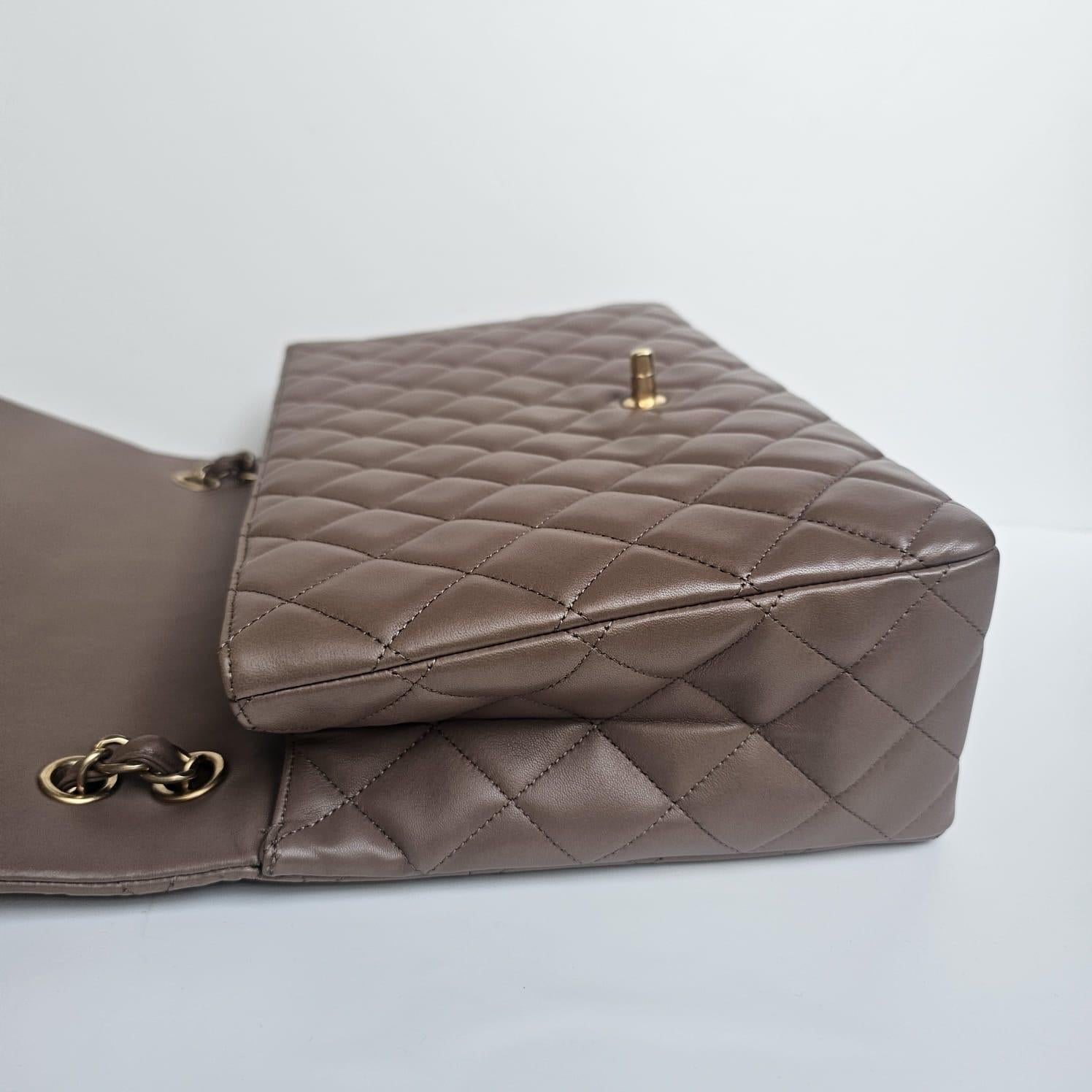 Chanel taupefarbene Maxitasche aus Lammleder mit Überschlag und goldenen Beschlägen. Schöner Zustand insgesamt, mit kleinen Kratzern und Schrammen. Leichte Reibung an den Ecken. Serie #14. Kommt mit seinem Holo, Karte, Staubbeutel und Box.