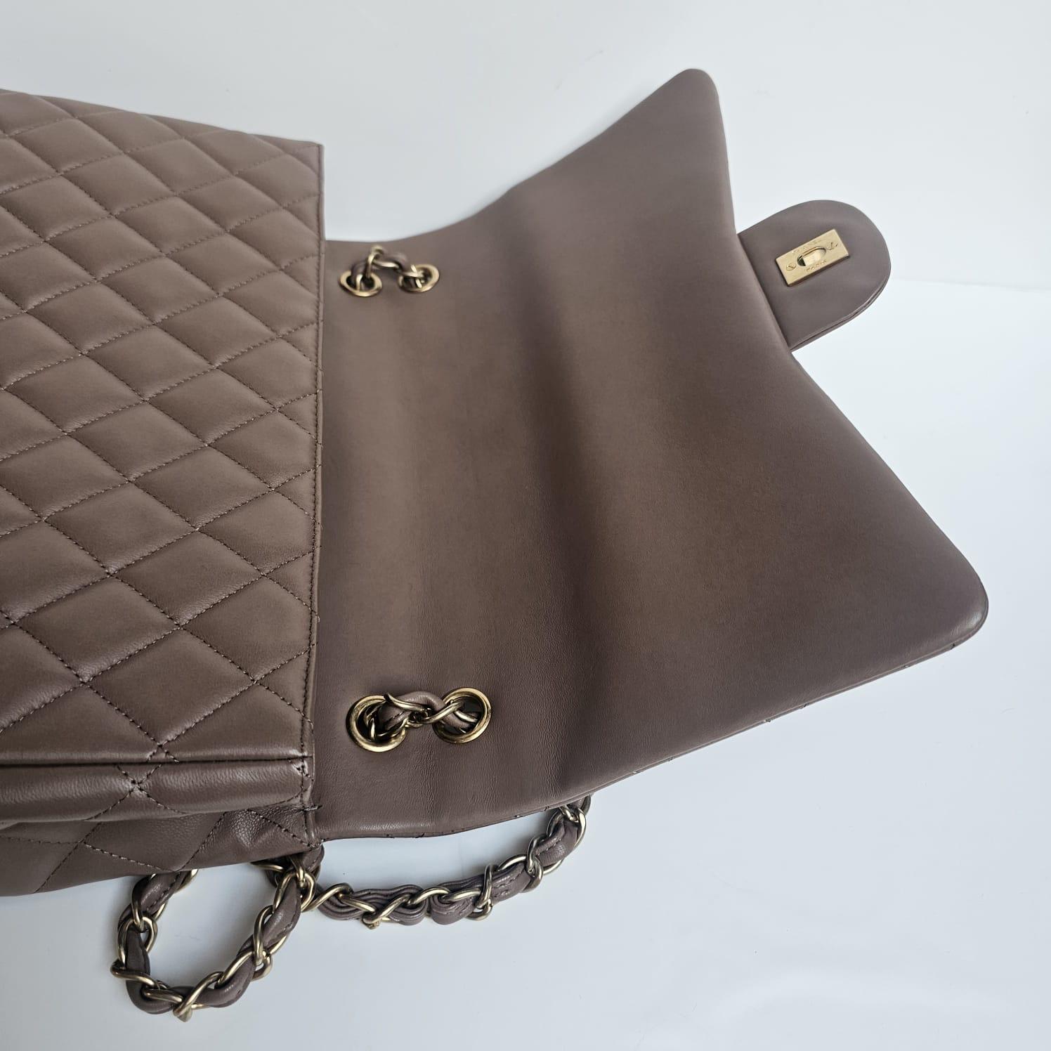 2010 Chanel Taupe Lammfell gesteppt Maxi einzelne Klappe Tasche im Angebot 15