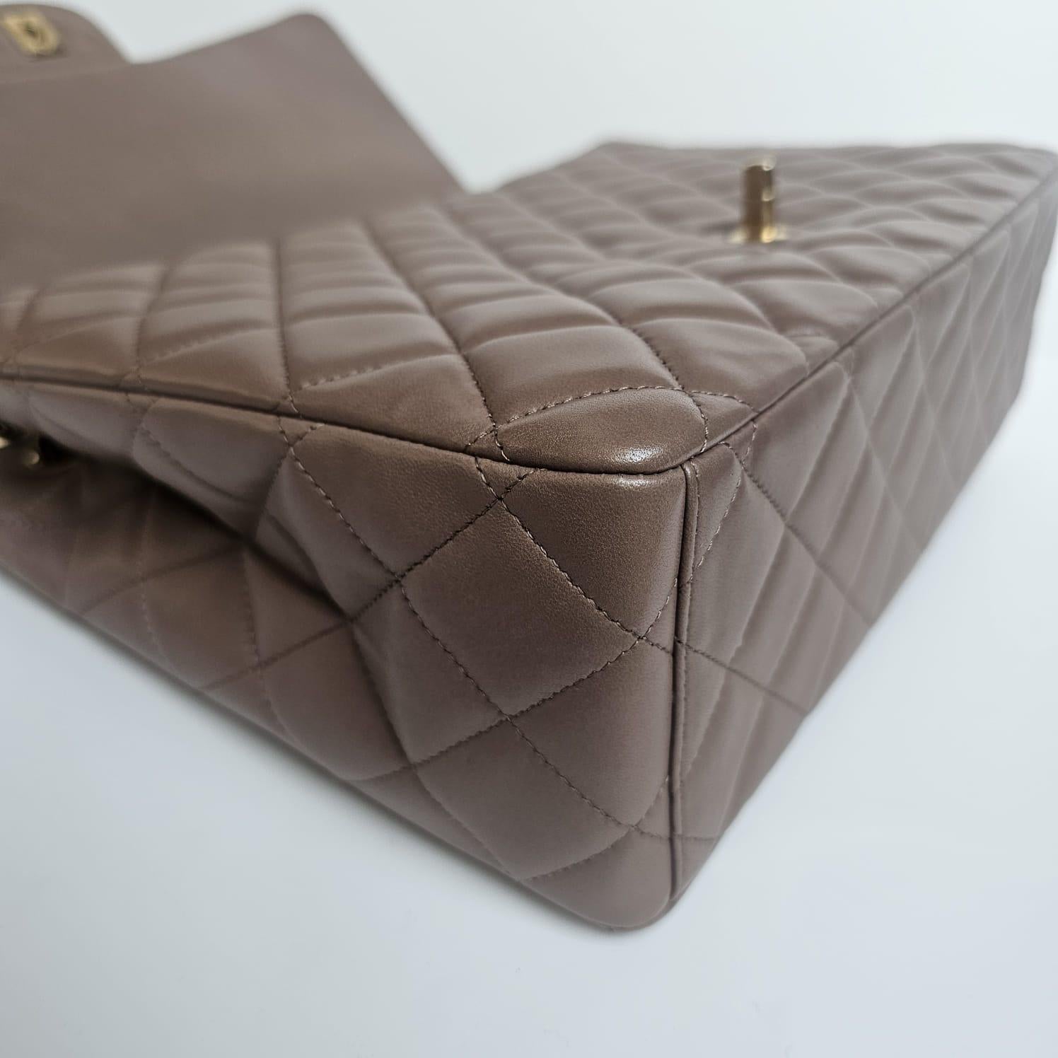 2010 Chanel Taupe Lammfell gesteppt Maxi einzelne Klappe Tasche (Grau) im Angebot
