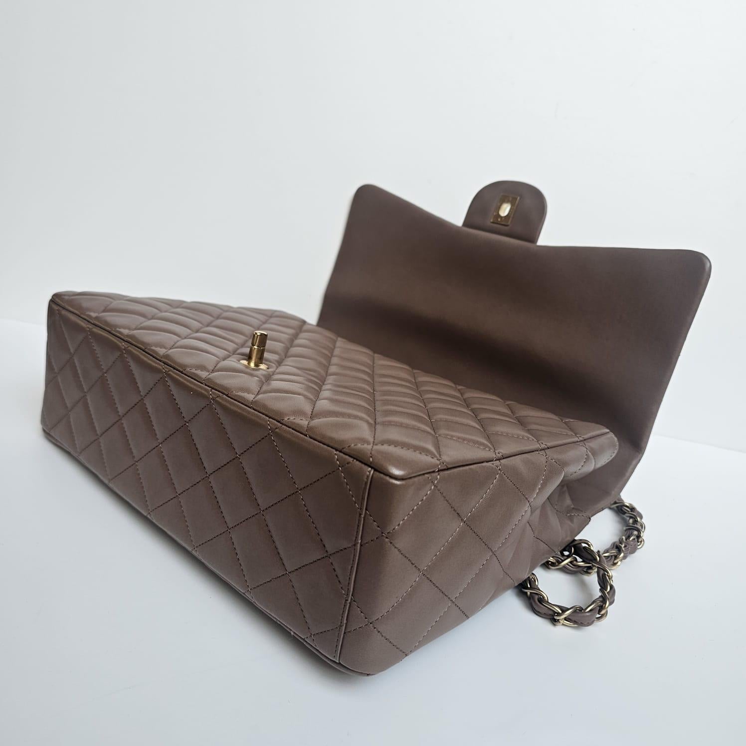 2010 Chanel Taupe Lammfell gesteppt Maxi einzelne Klappe Tasche im Zustand „Hervorragend“ im Angebot in Jakarta, Daerah Khusus Ibukota Jakarta